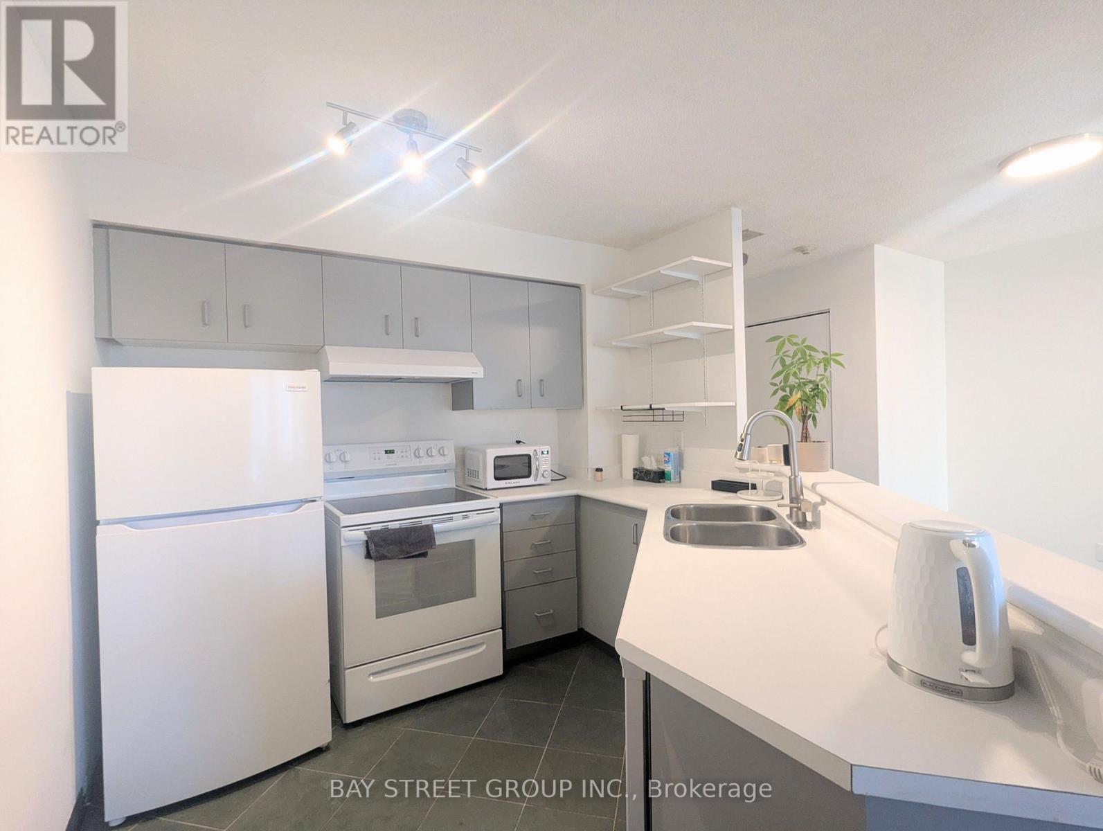 1106 - 25 Grenville Street Property Photo 6