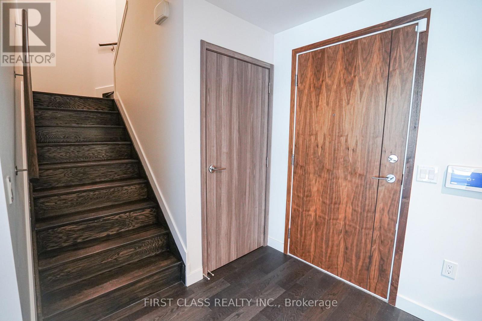 Th103 - 95 Mcmahon Drive Property Photo 8