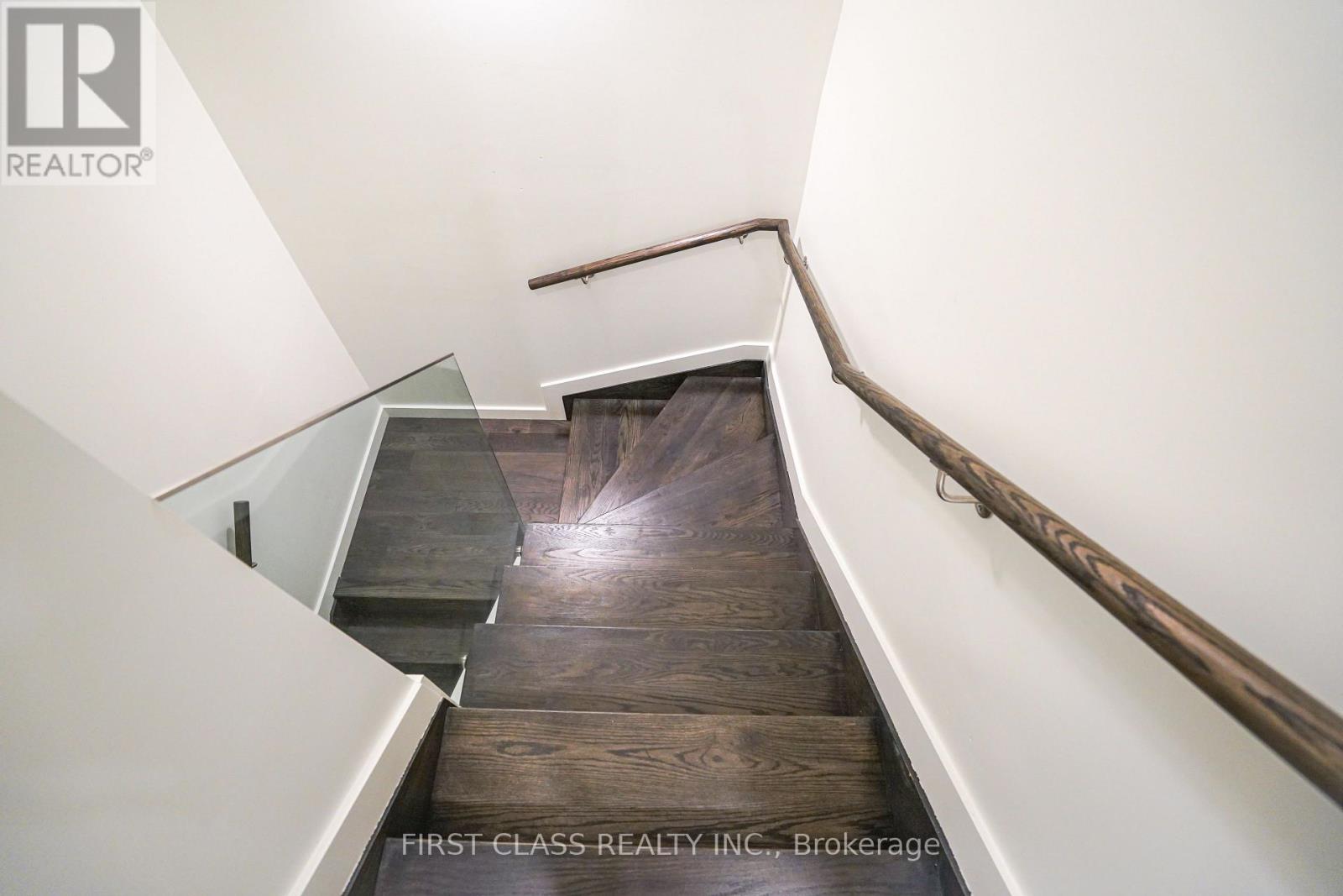 Th103 - 95 Mcmahon Drive Property Photo 9