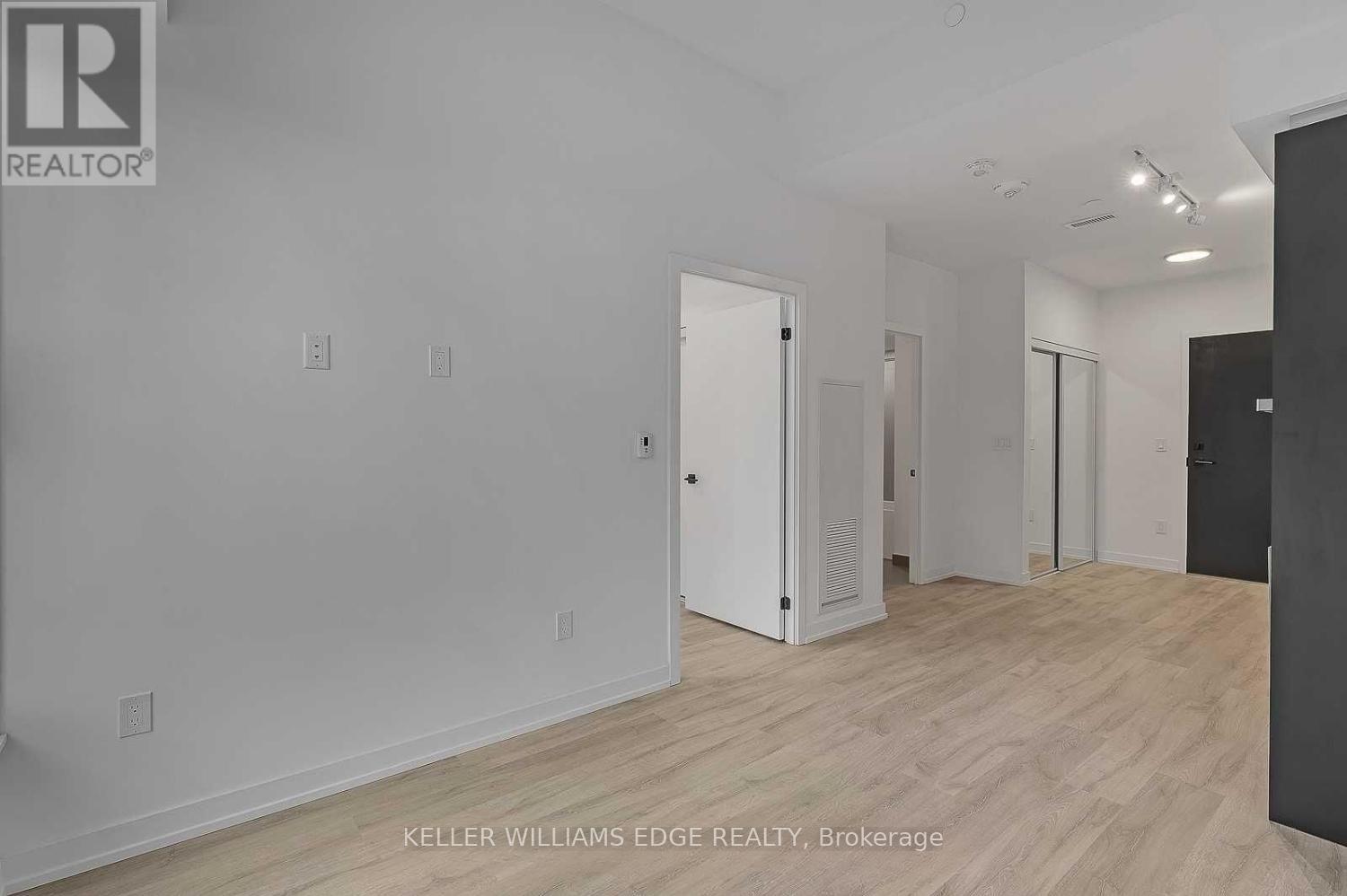 202 - 2 Augusta Avenue Property Photo 7