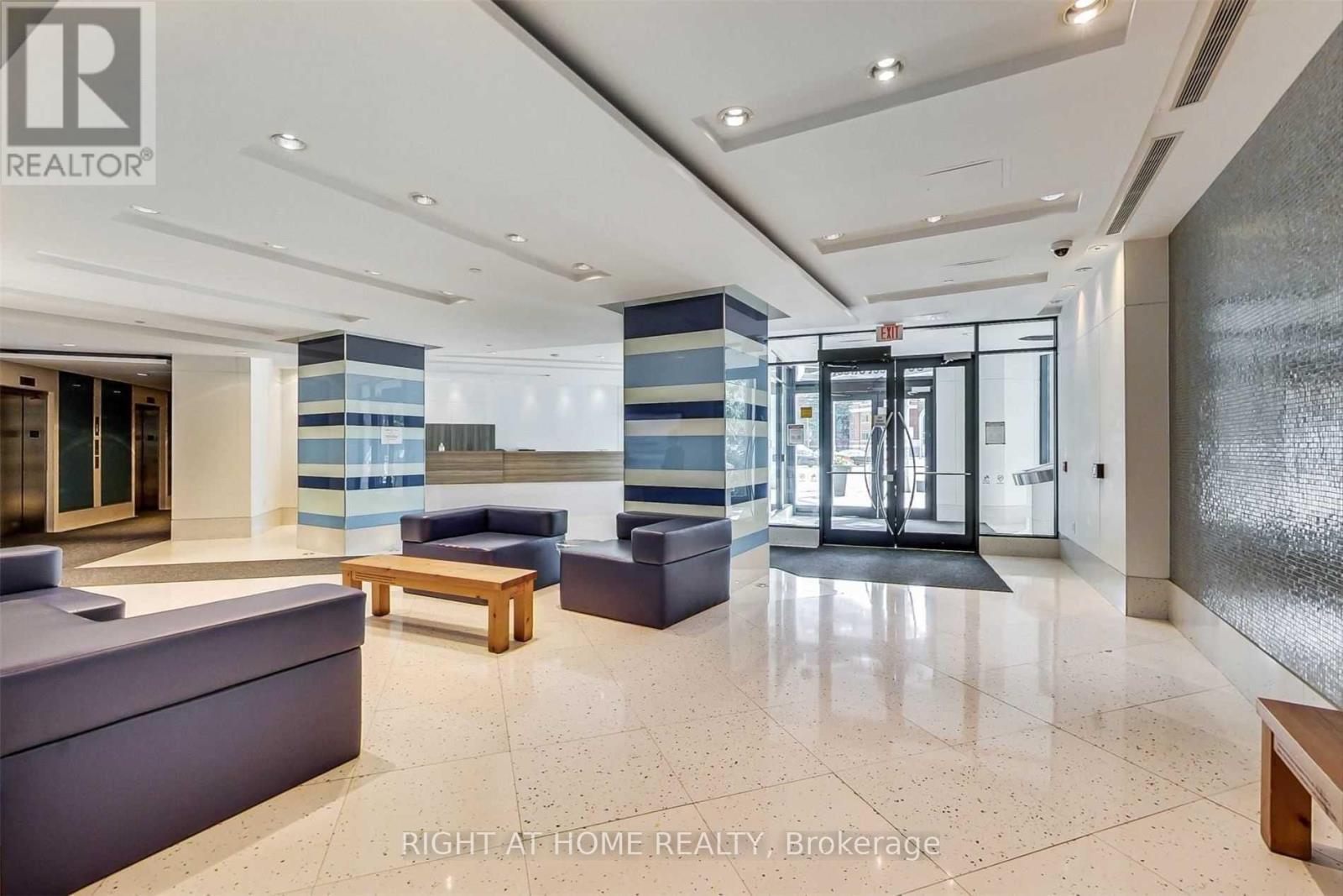 734 - 600 Fleet Street Property Photo 2
