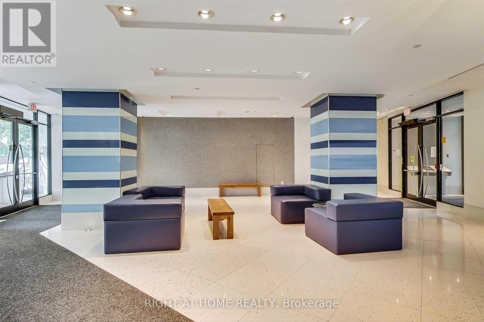 734 - 600 Fleet Street Property Photo 3
