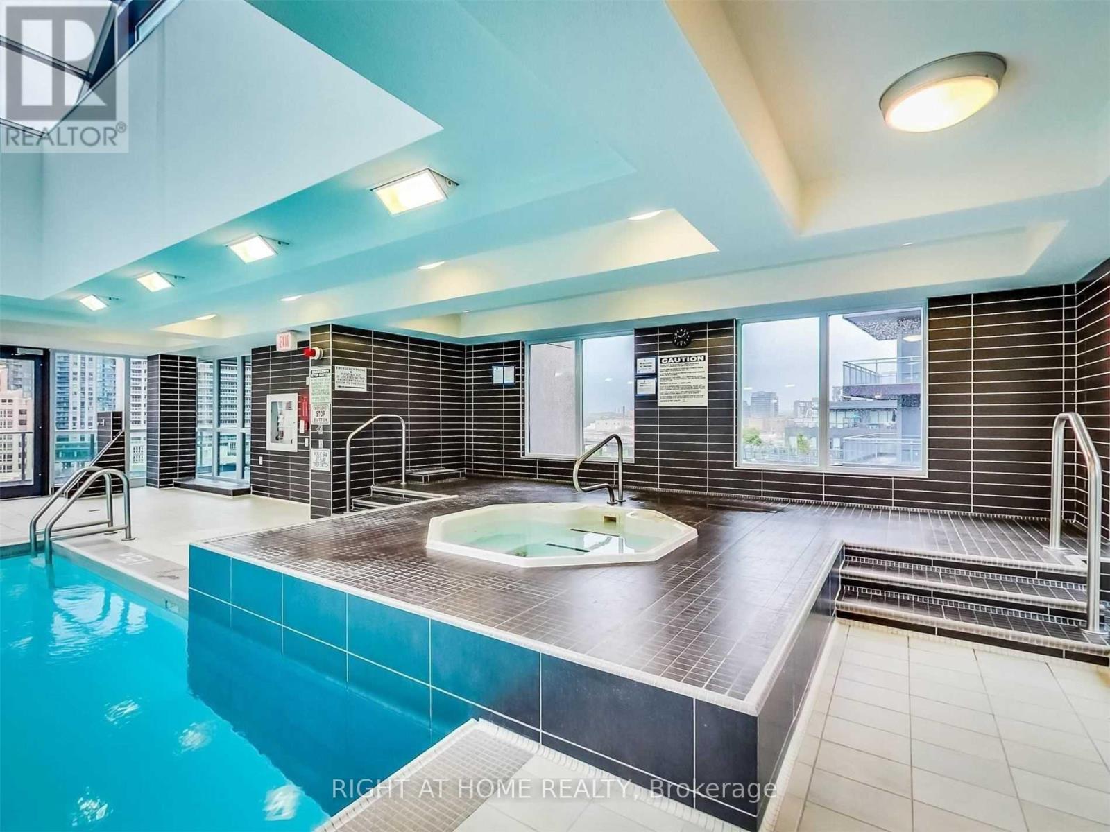 734 - 600 Fleet Street Property Photo 5