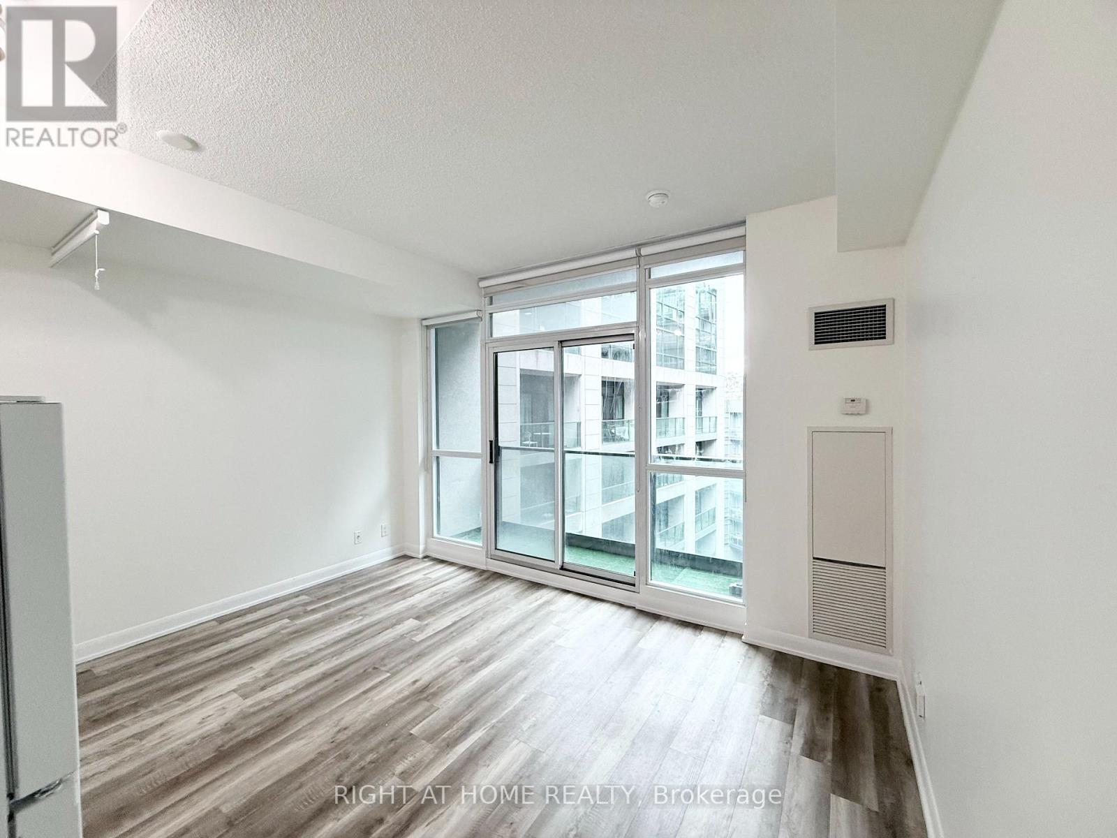 734 - 600 Fleet Street Property Photo 8