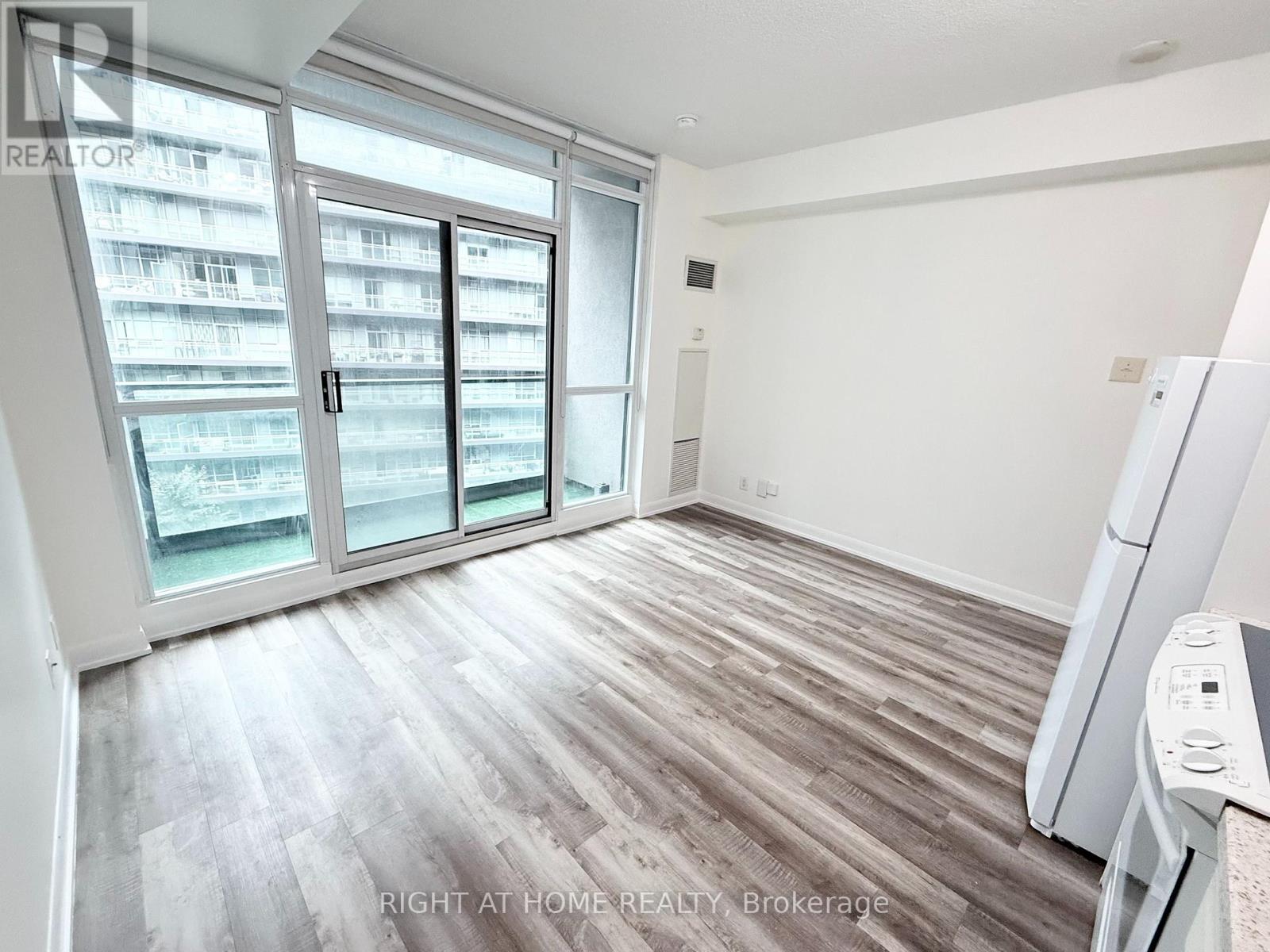 734 - 600 Fleet Street Property Photo 10