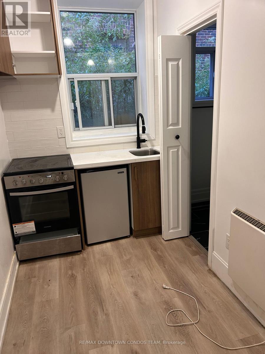 17 - 917 St Clair Avenue W Property Photo 12