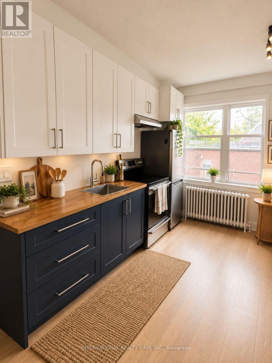 17 - 1094 College Street Property Photo 1