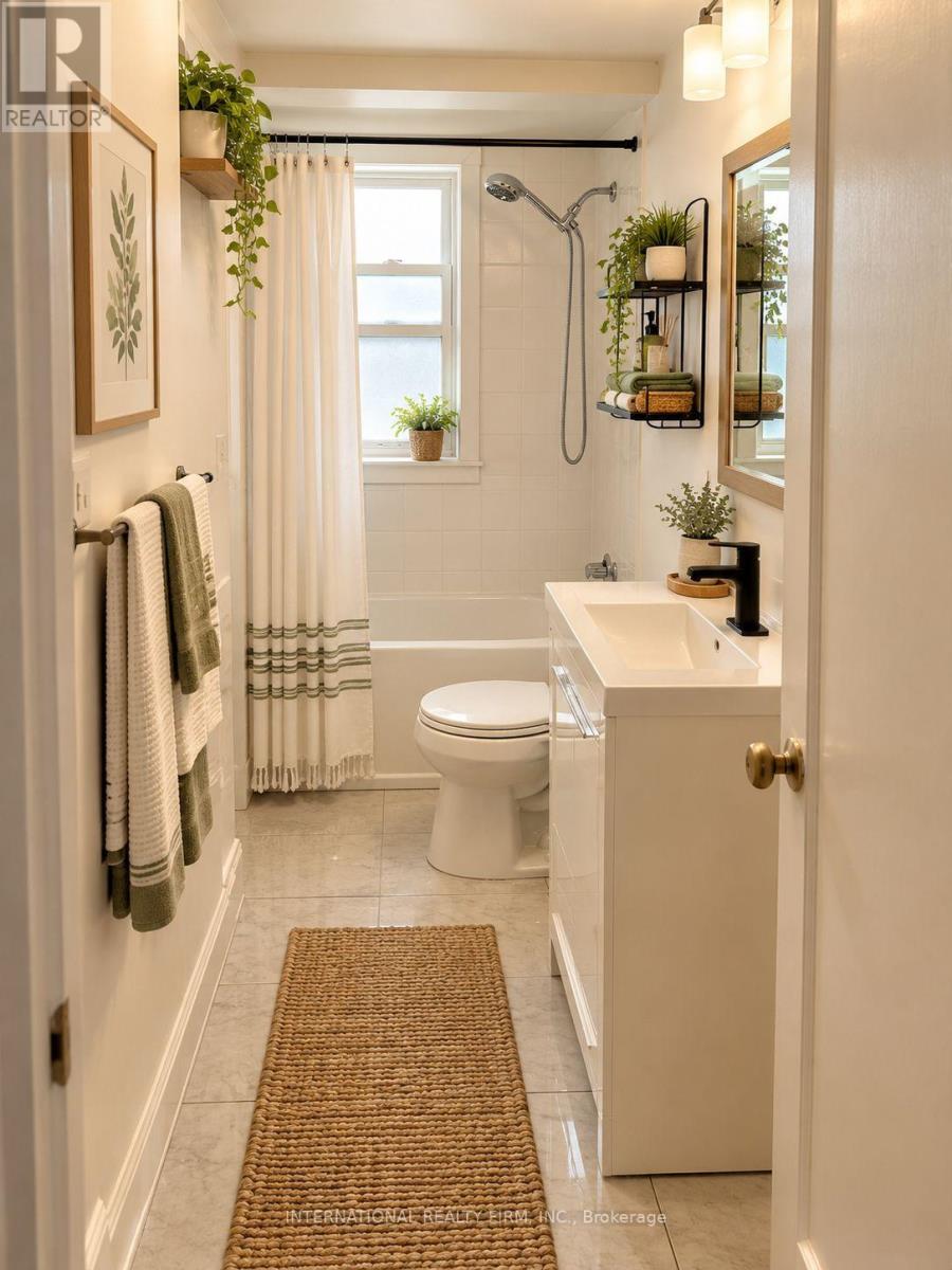 17 - 1094 College Street Property Photo 5