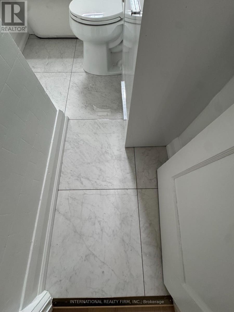 17 - 1094 College Street Property Photo 15