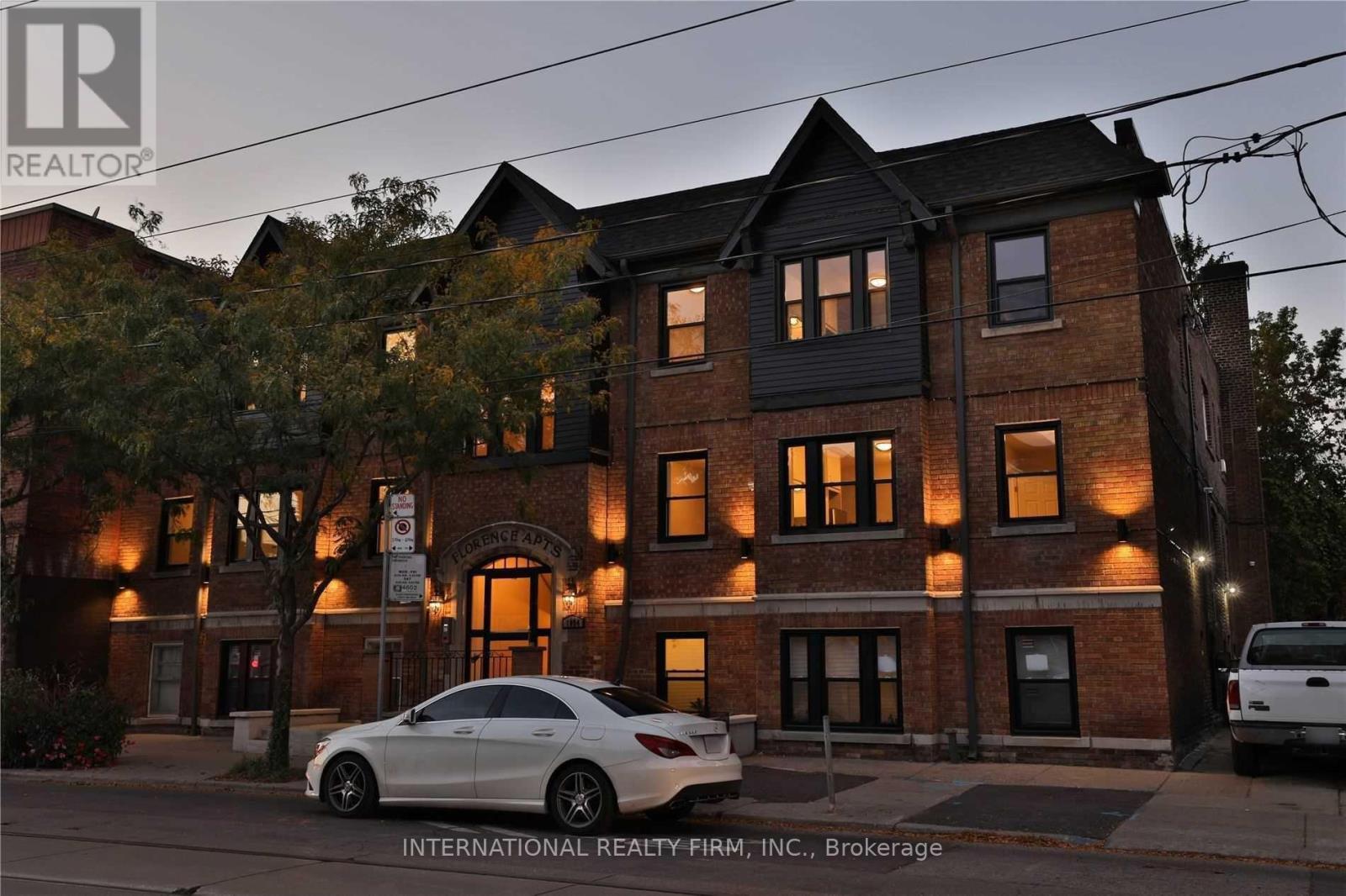 17 - 1094 College Street Property Photo 17
