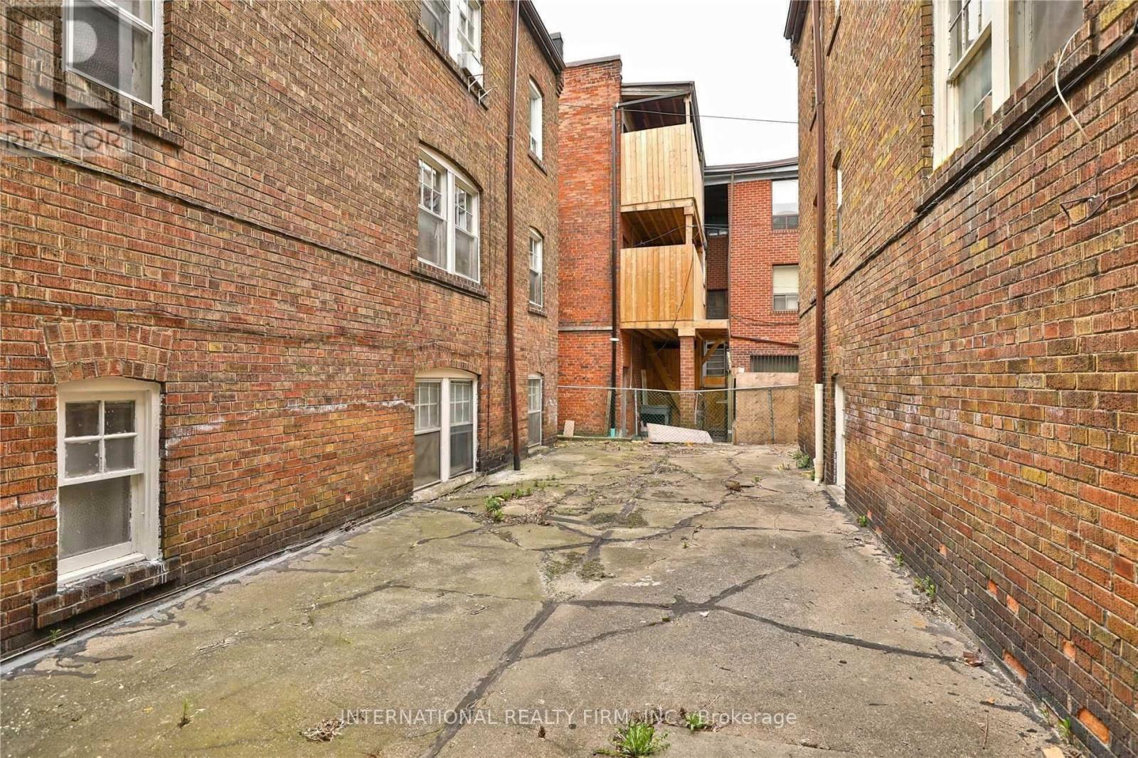 17 - 1094 College Street Property Photo 18
