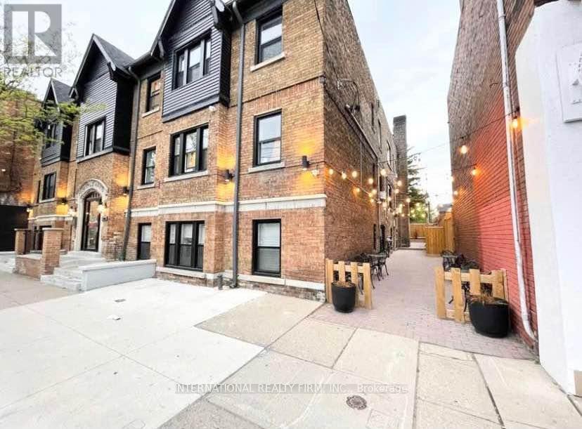 17 - 1094 College Street Property Photo 21