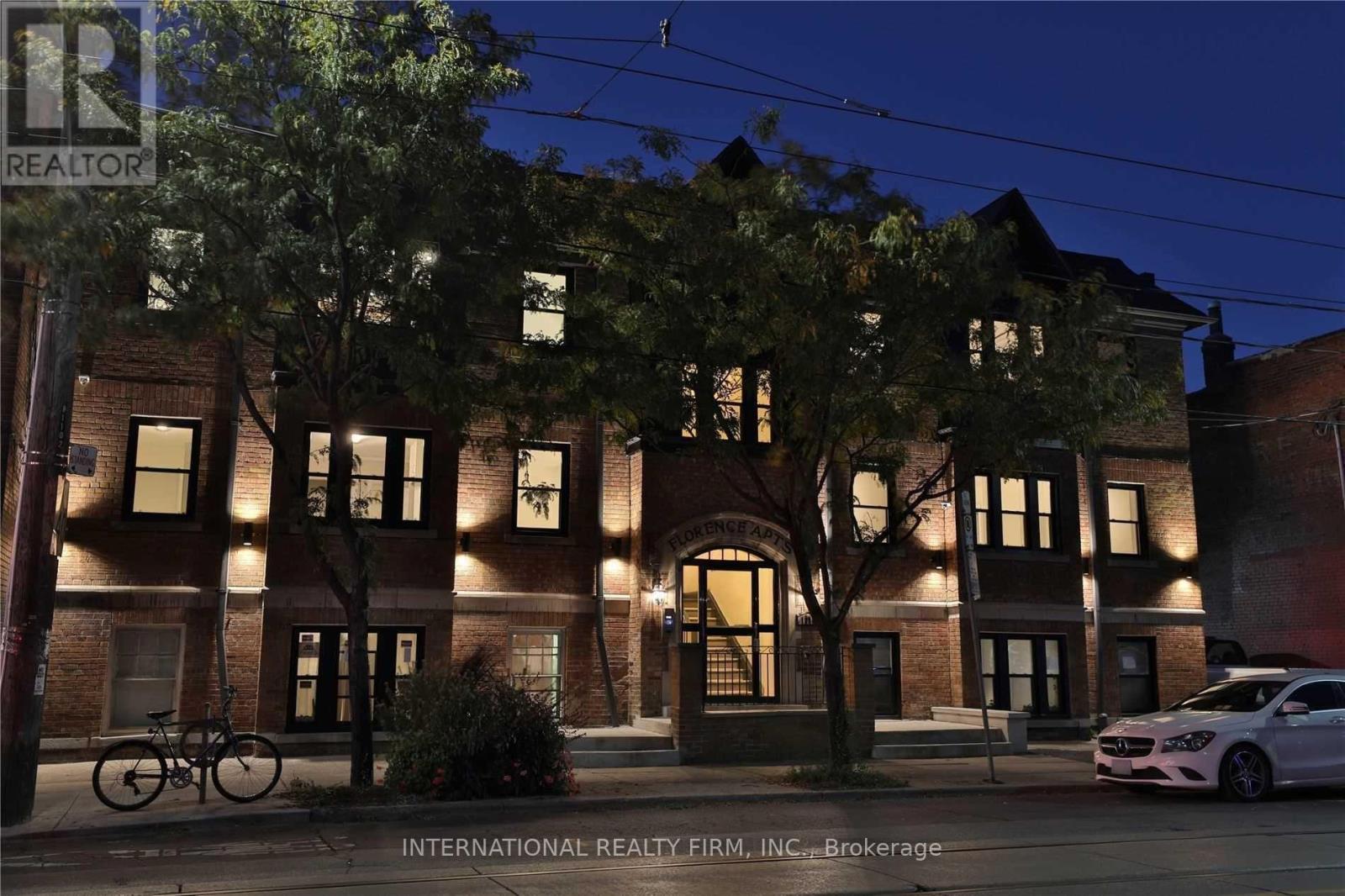 17 - 1094 College Street Property Photo 22