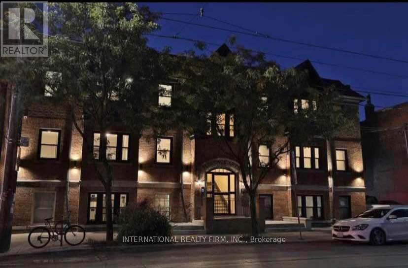 17 - 1094 College Street Property Photo 23