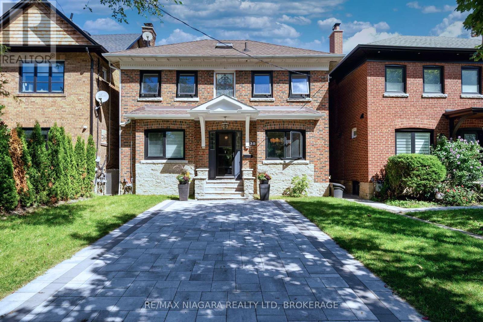 38 Yonge Boulevard Property Photo 1