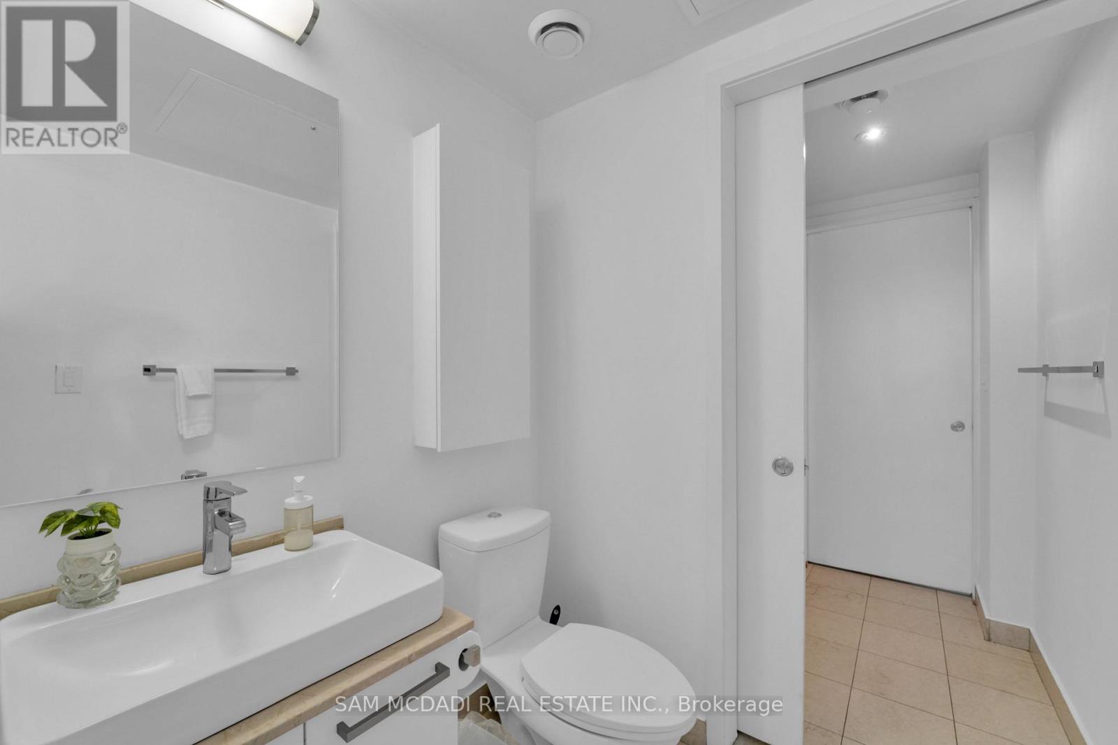 2307 - 12 York Street Property Photo 16