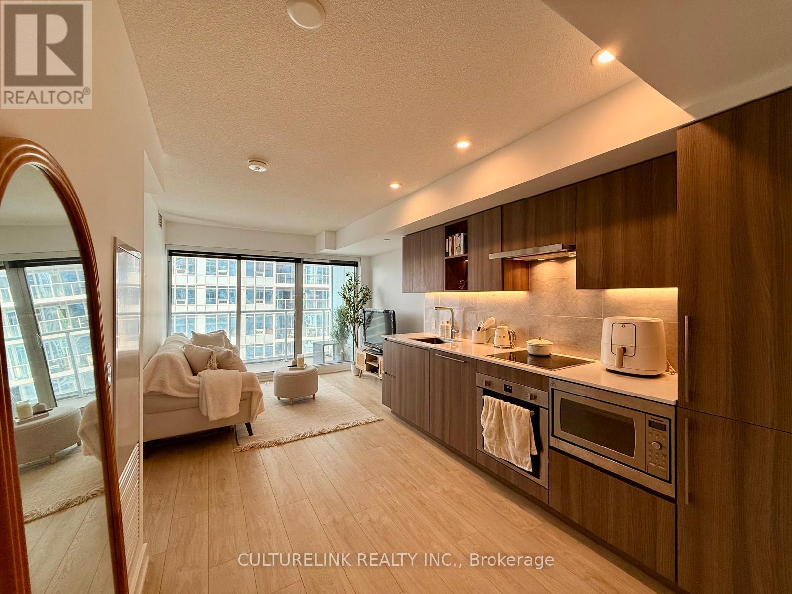 2205 - 17 Bathurst Street Property Photo 3