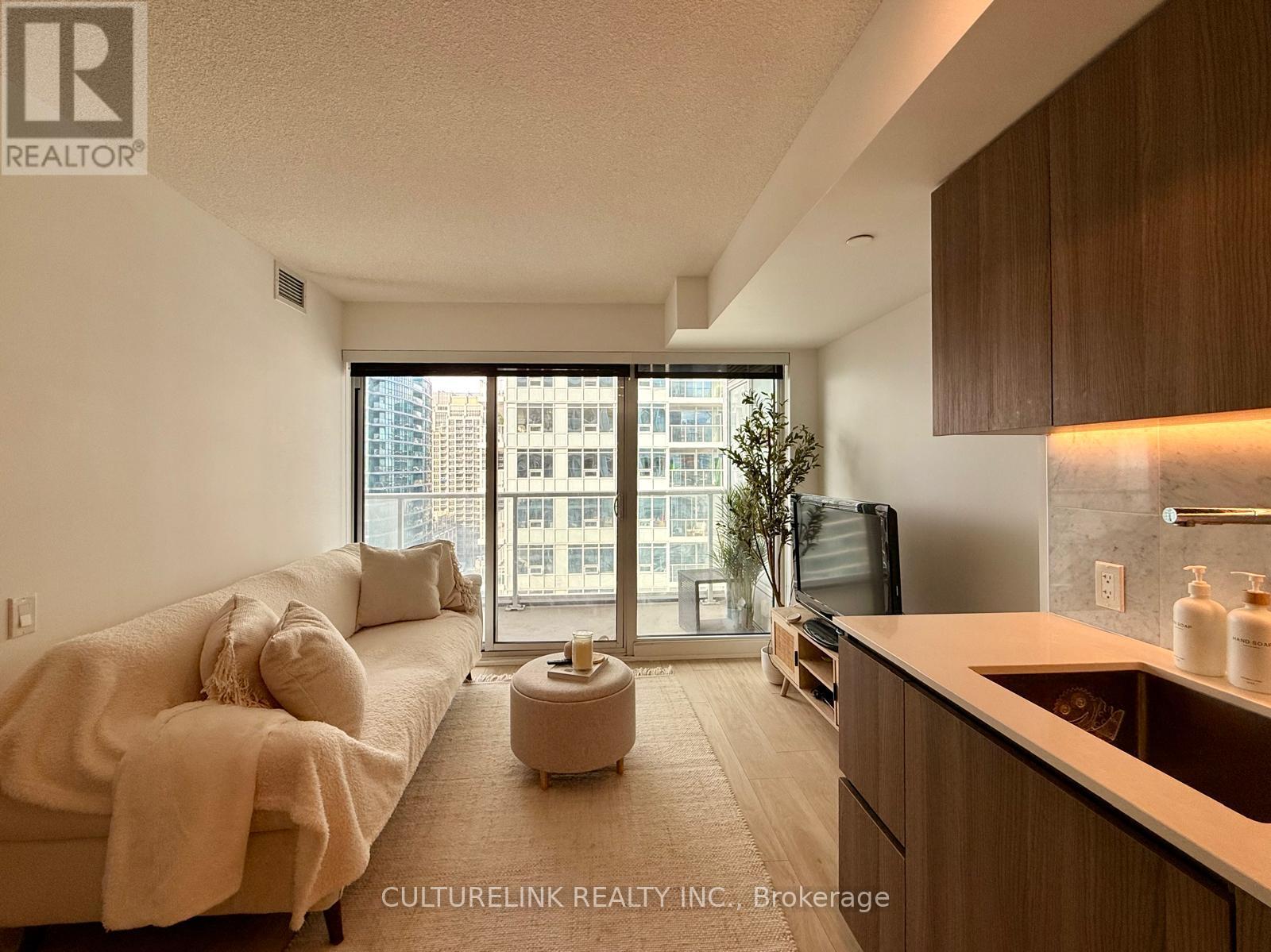2205 - 17 Bathurst Street Property Photo 4