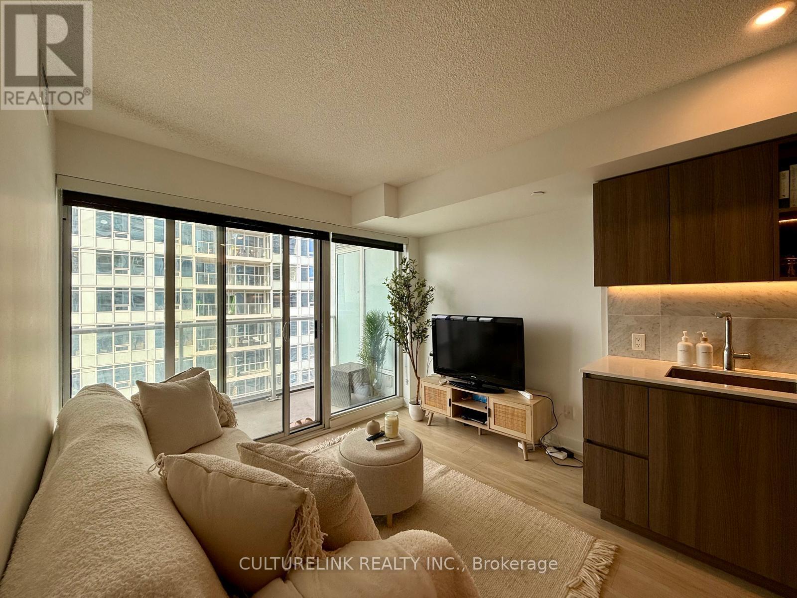 2205 - 17 Bathurst Street Property Photo 5