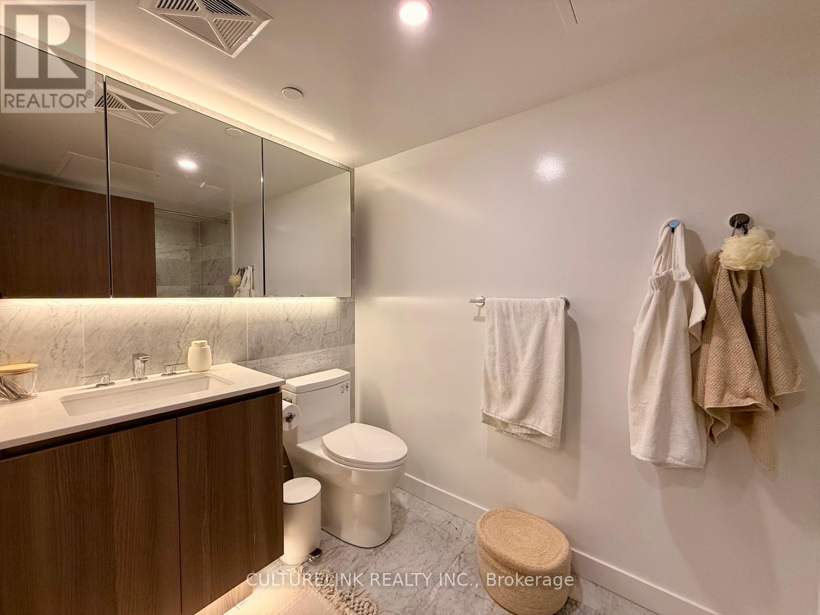 2205 - 17 Bathurst Street Property Photo 8