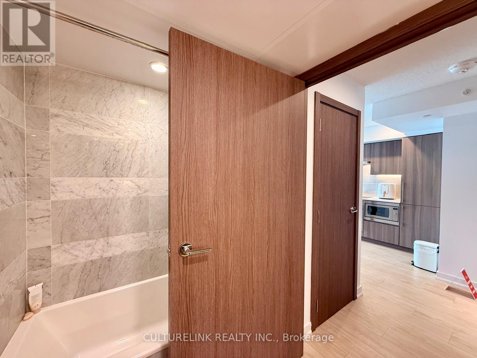 2205 - 17 Bathurst Street Property Photo 9