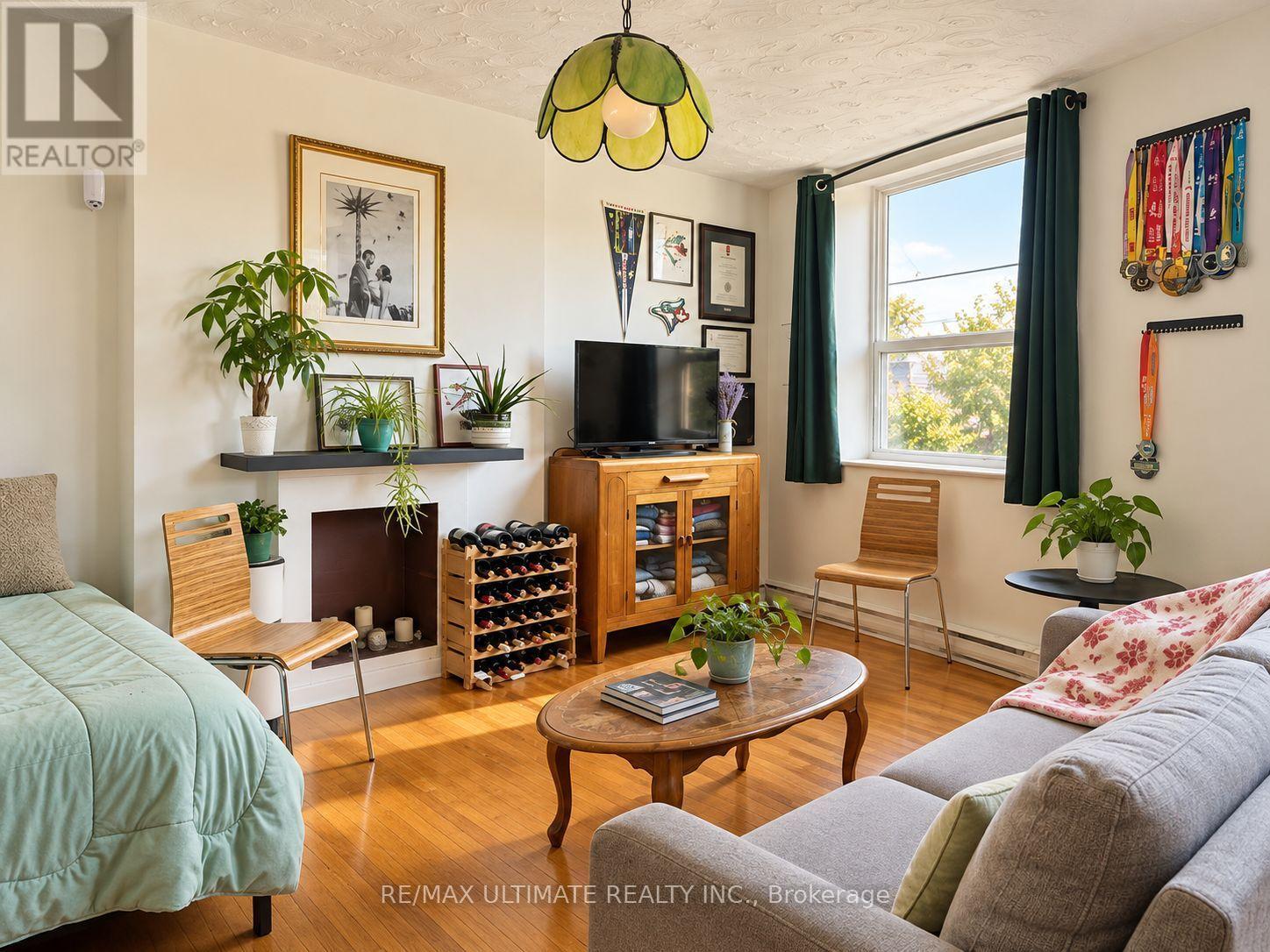 673 College Street Property Photo 8