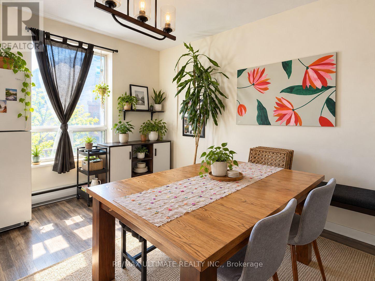 673 College Street Property Photo 14
