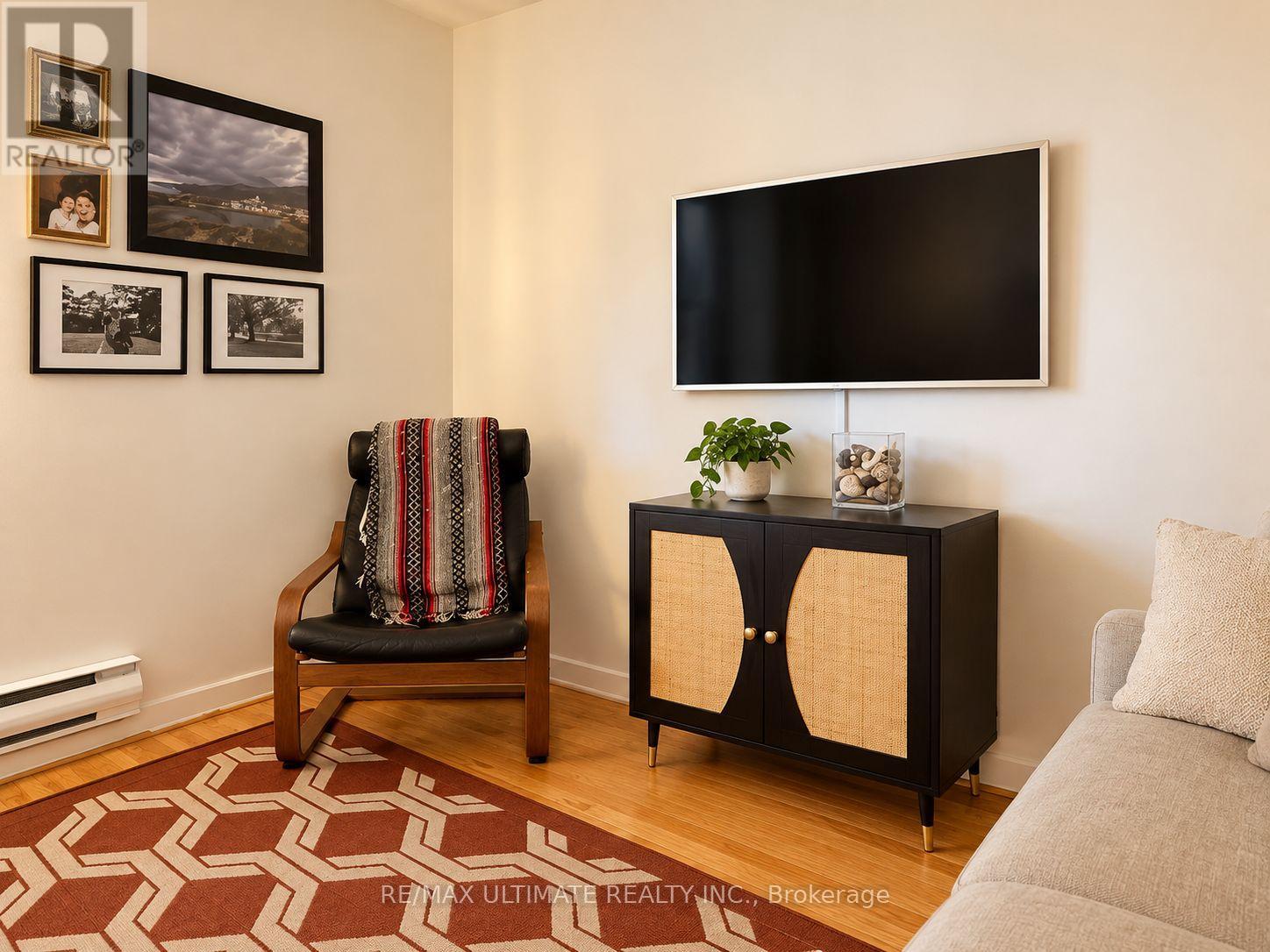 673 College Street Property Photo 15
