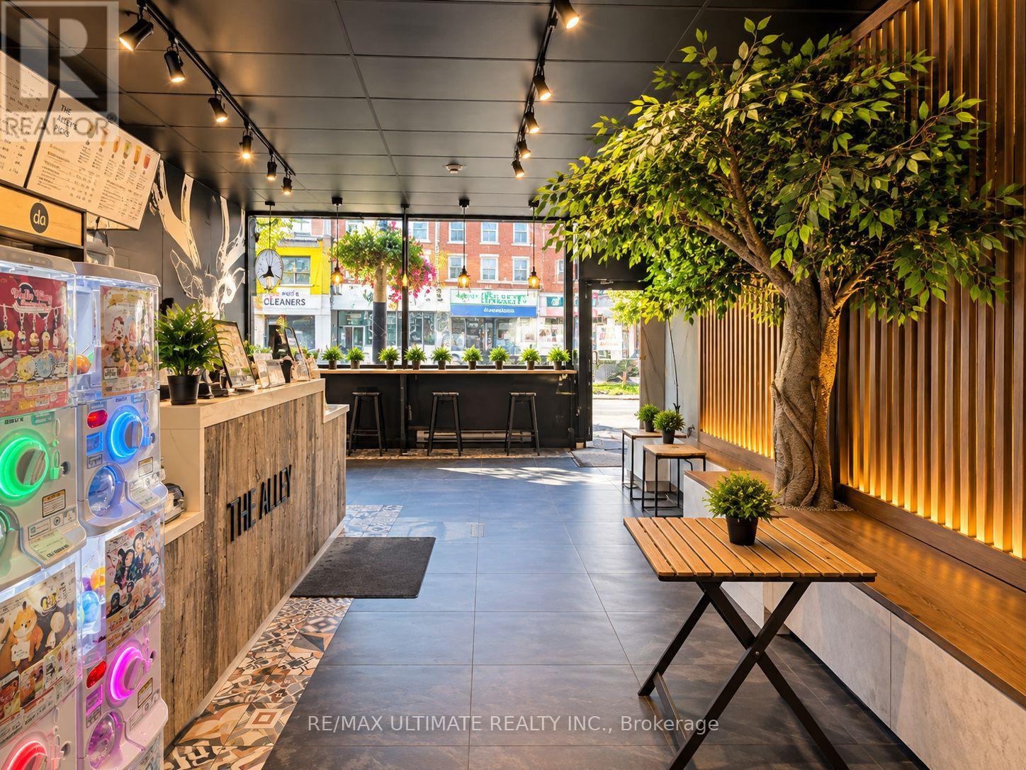 621 Bloor Street W Property Photo 2