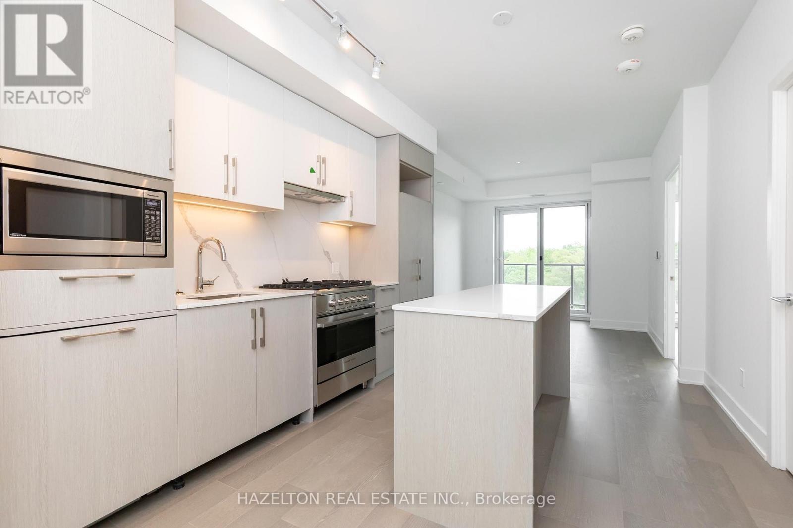 603 - 8 Manor Road W Property Photo 3
