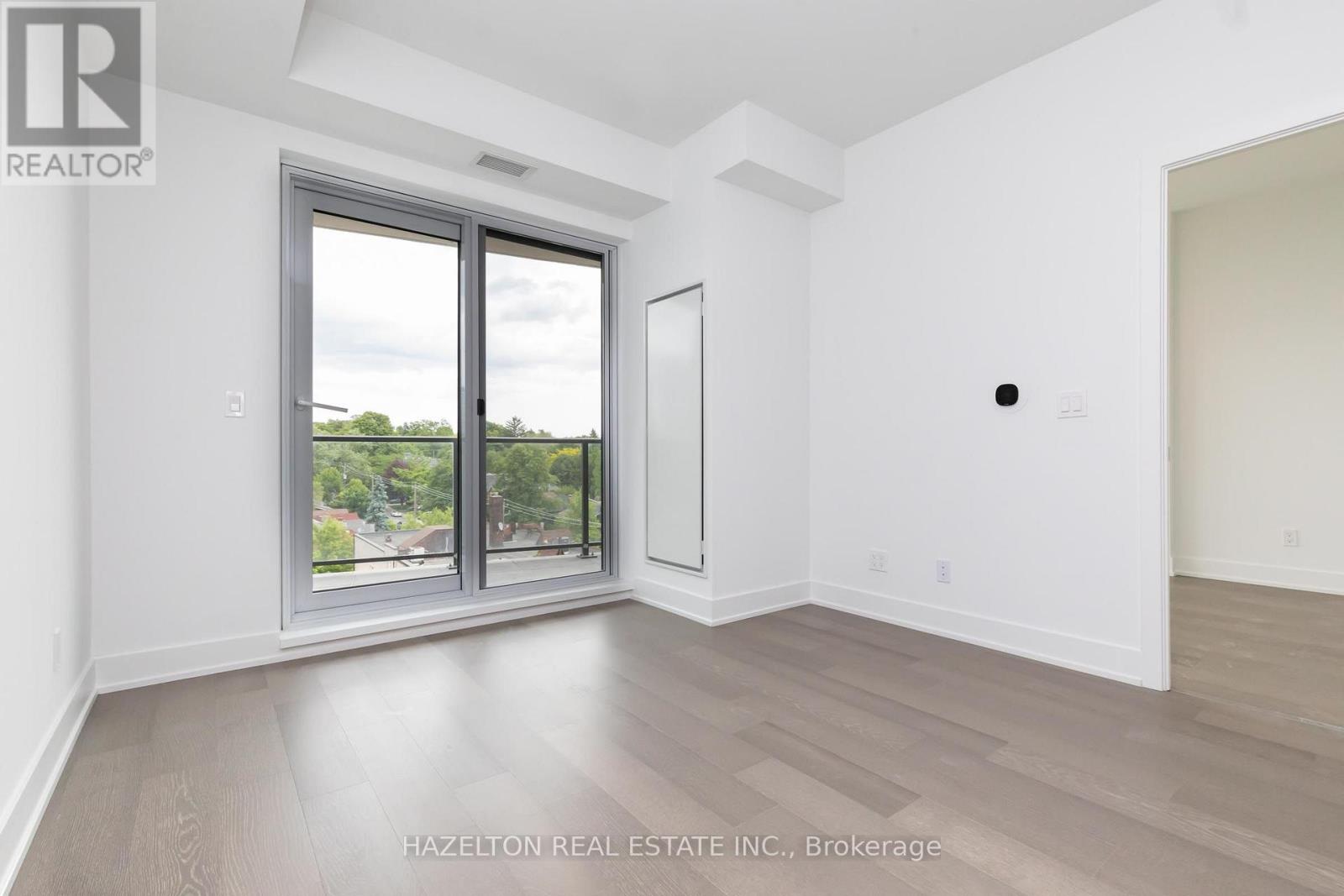 603 - 8 Manor Road W Property Photo 4