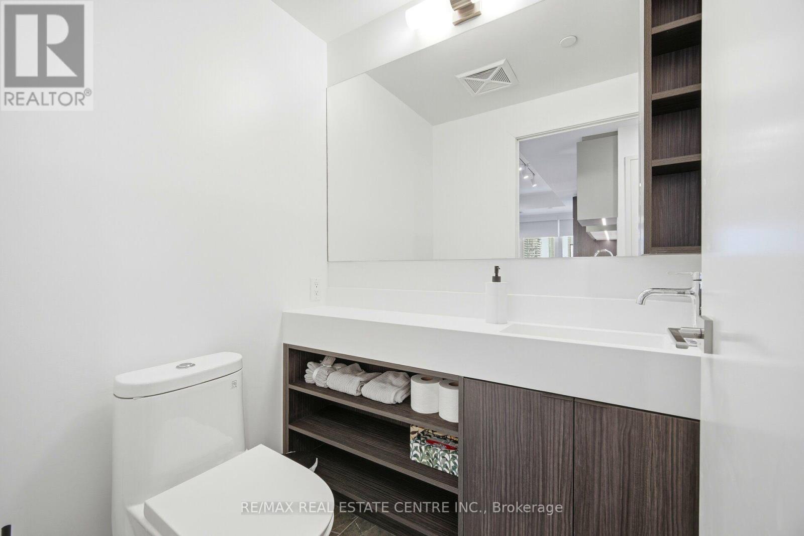 2715 - 252 Church Street Property Photo 25