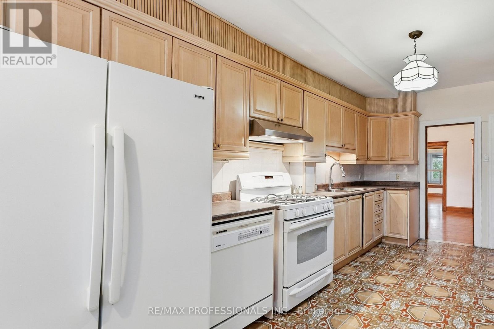 227 Montrose Avenue Property Photo 16
