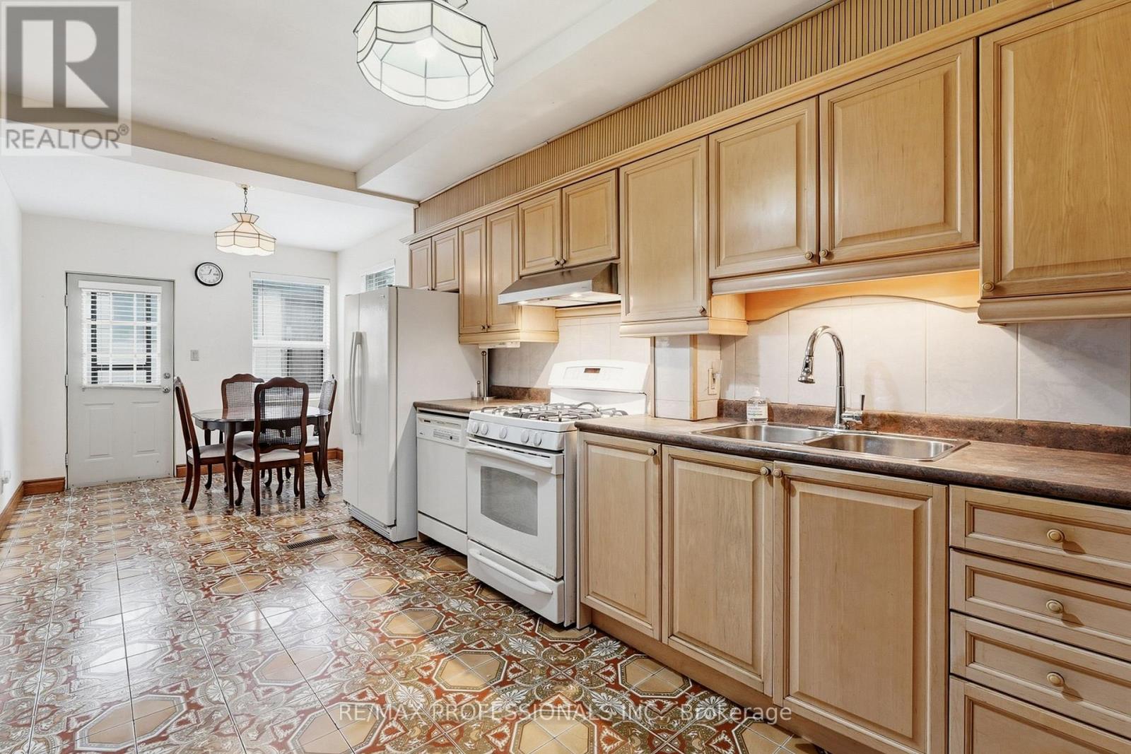 227 Montrose Avenue Property Photo 18