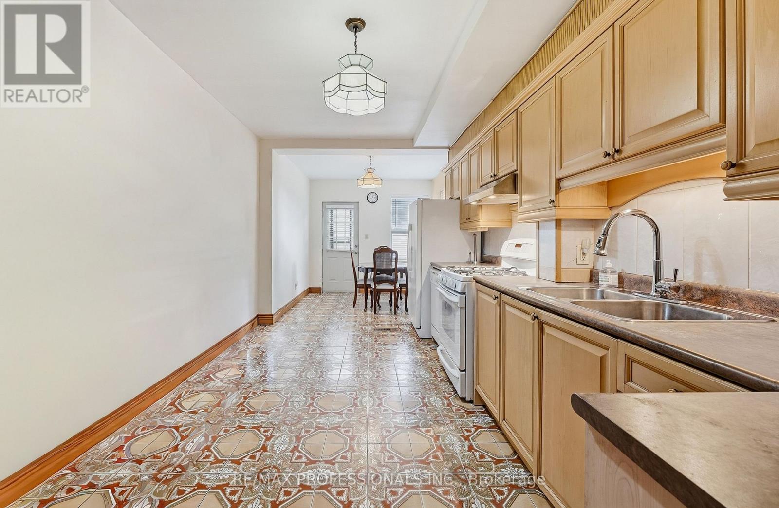 227 Montrose Avenue Property Photo 19