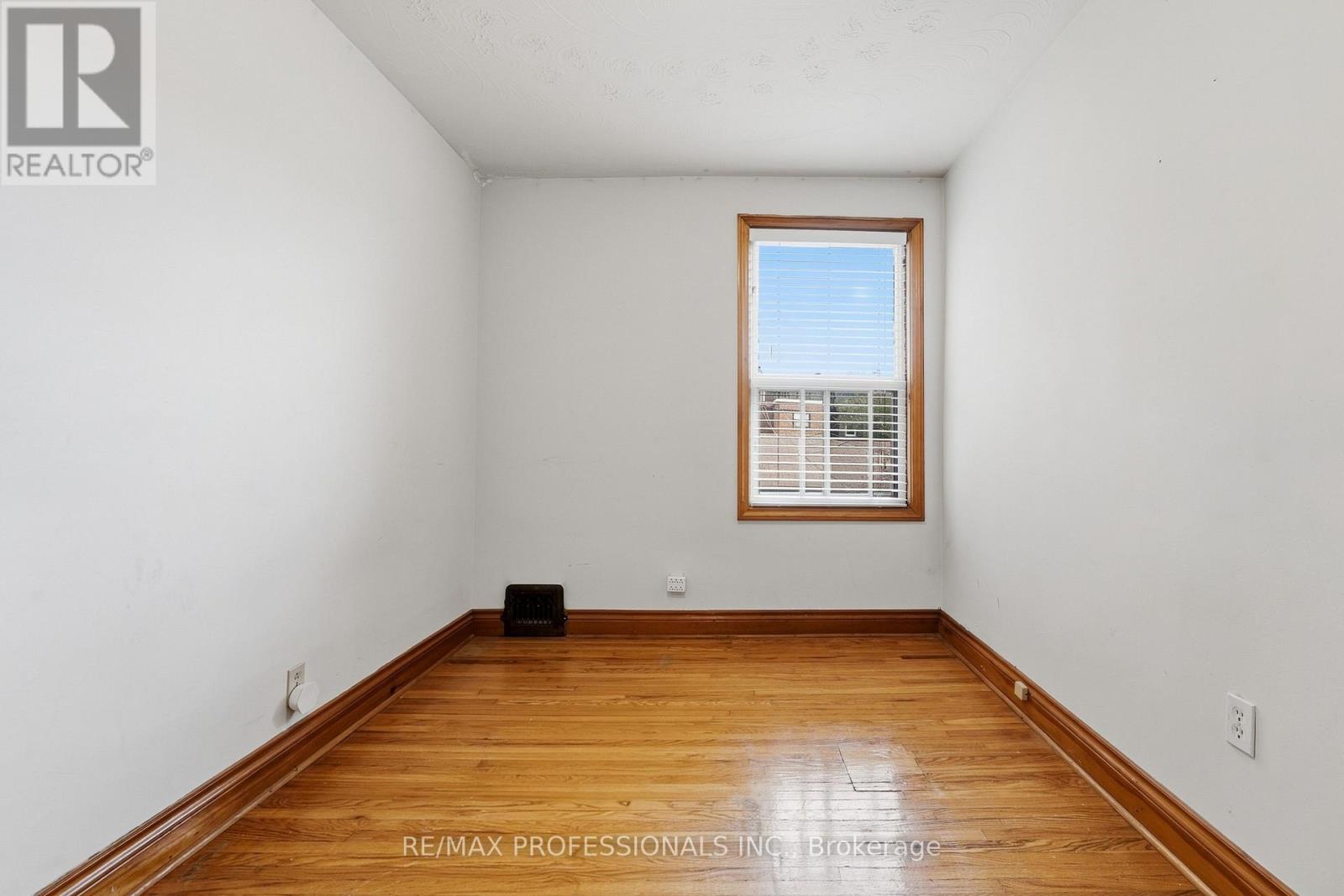 227 Montrose Avenue Property Photo 28