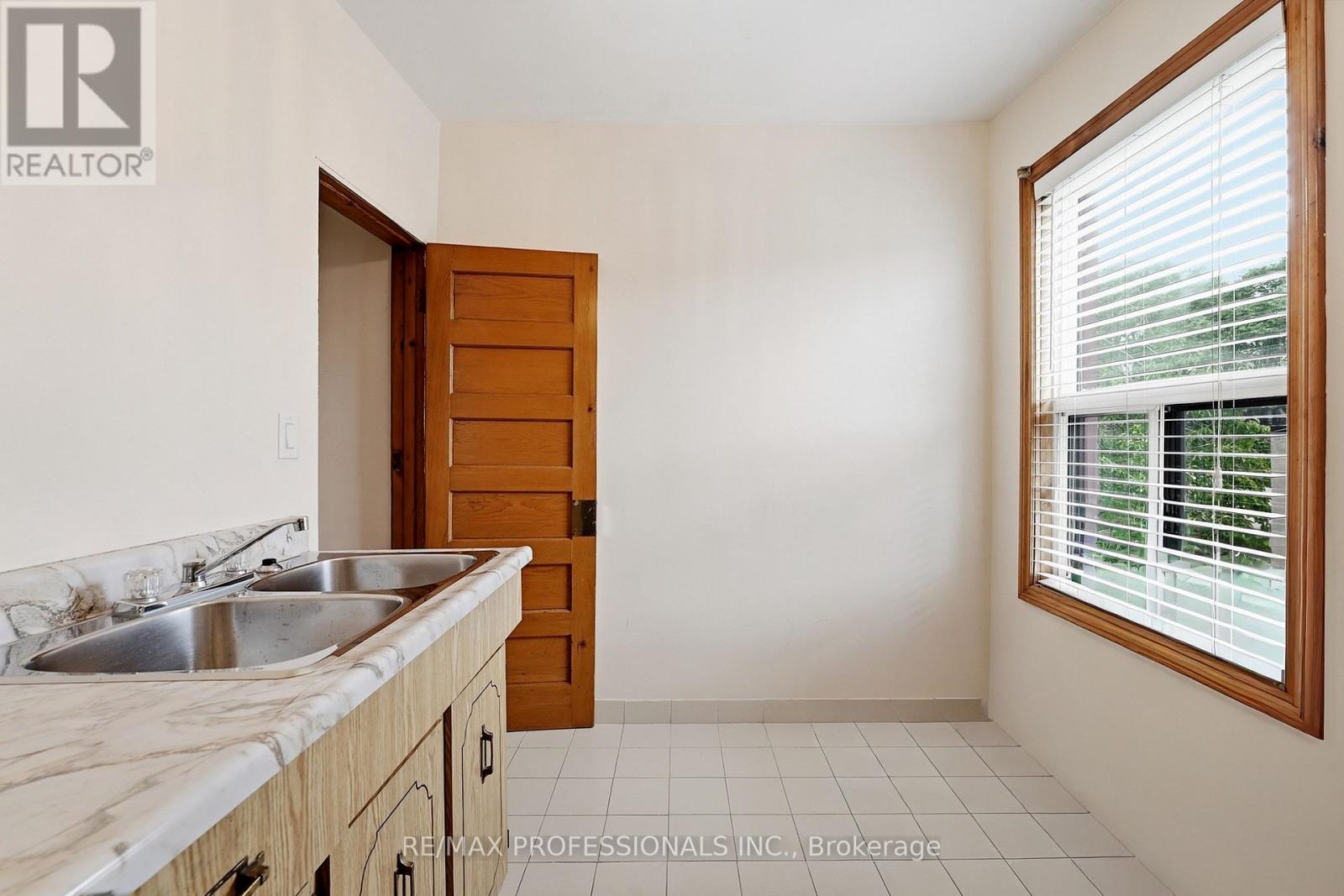 227 Montrose Avenue Property Photo 31