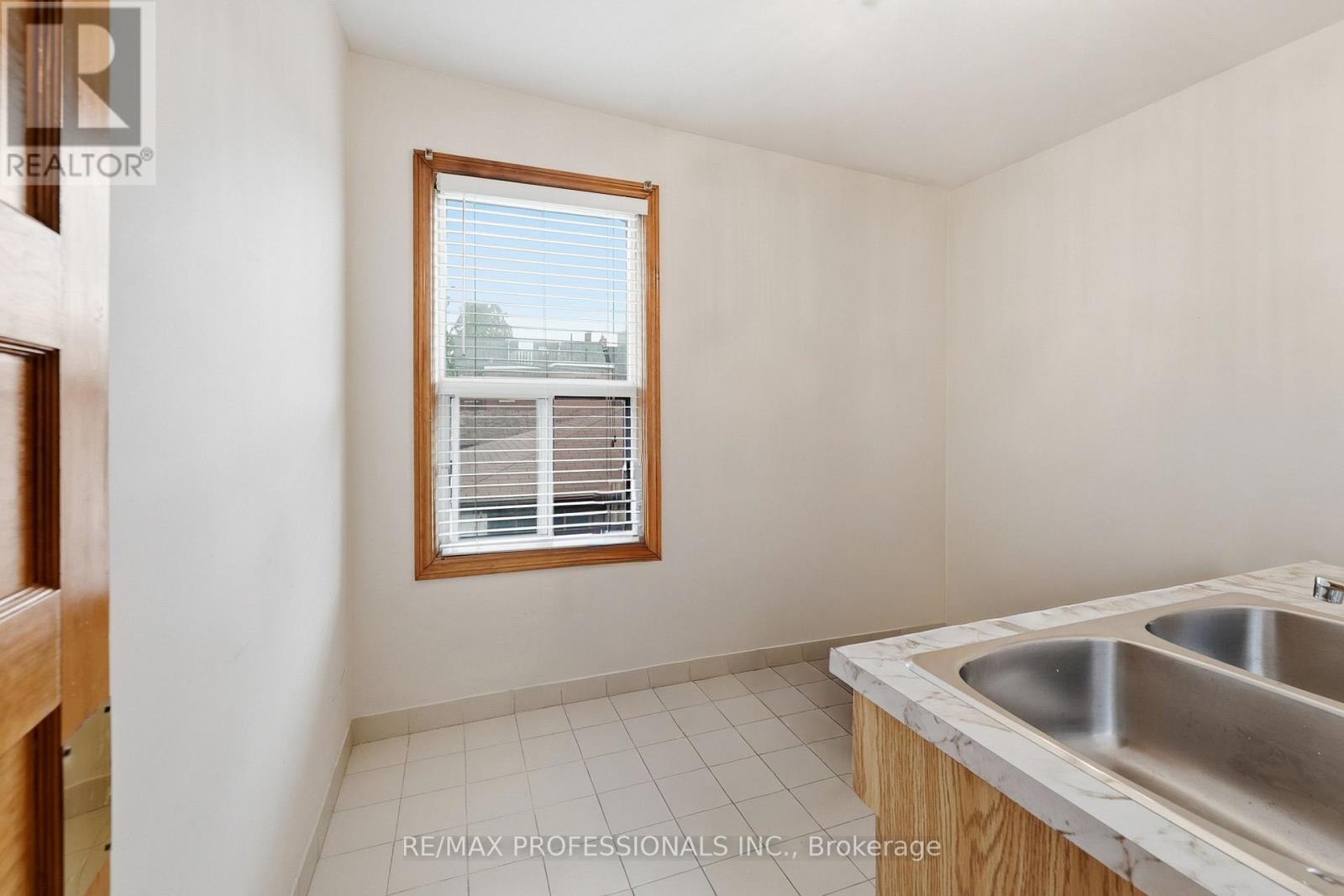 227 Montrose Avenue Property Photo 32