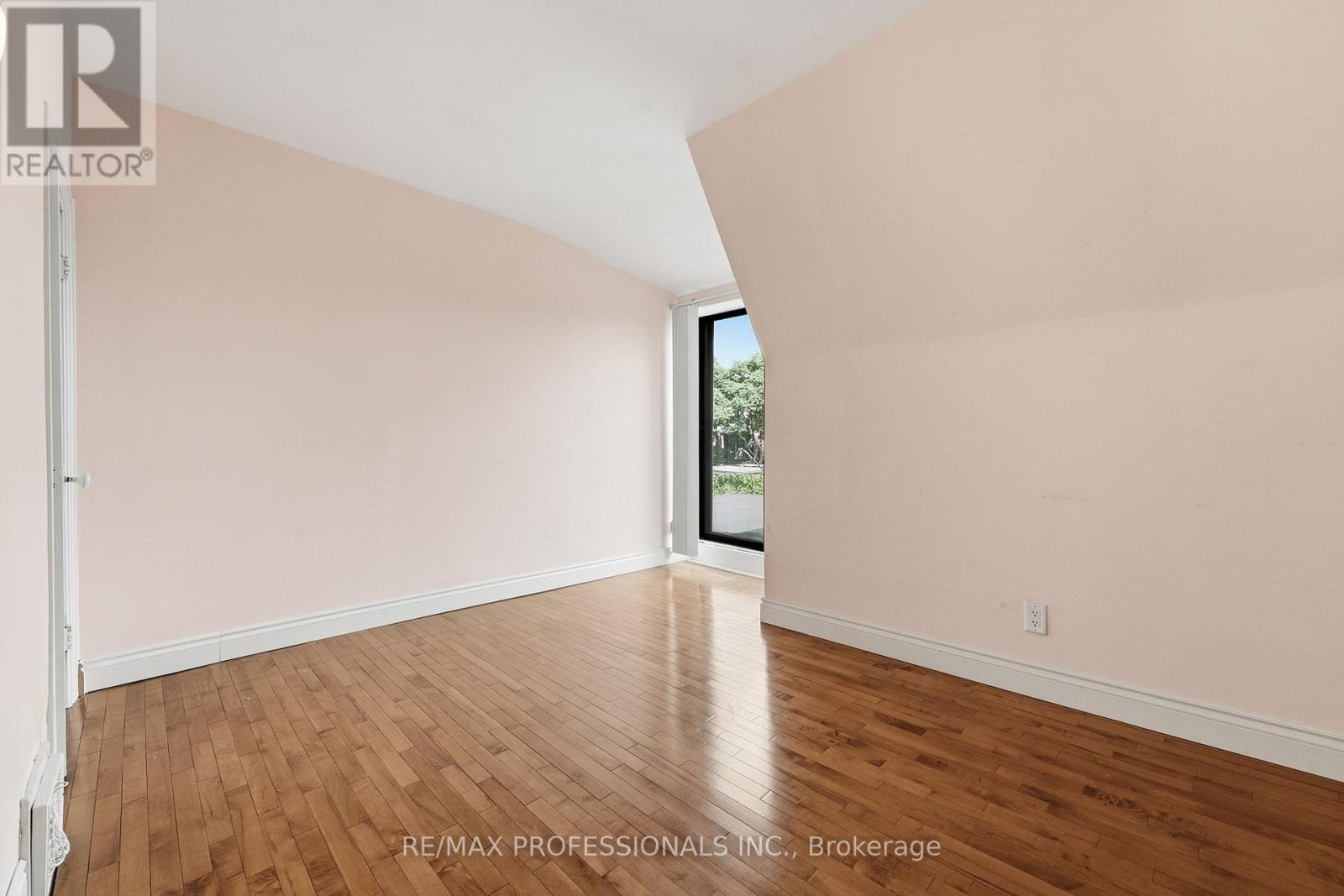 227 Montrose Avenue Property Photo 34
