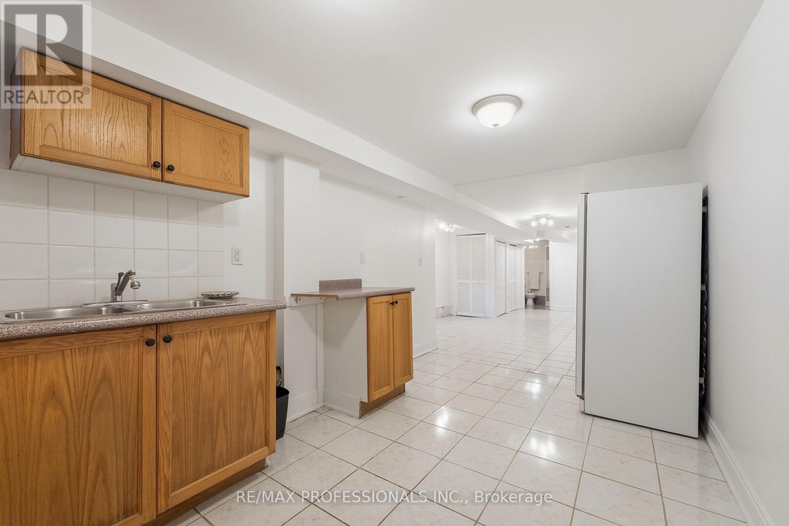 227 Montrose Avenue Property Photo 40