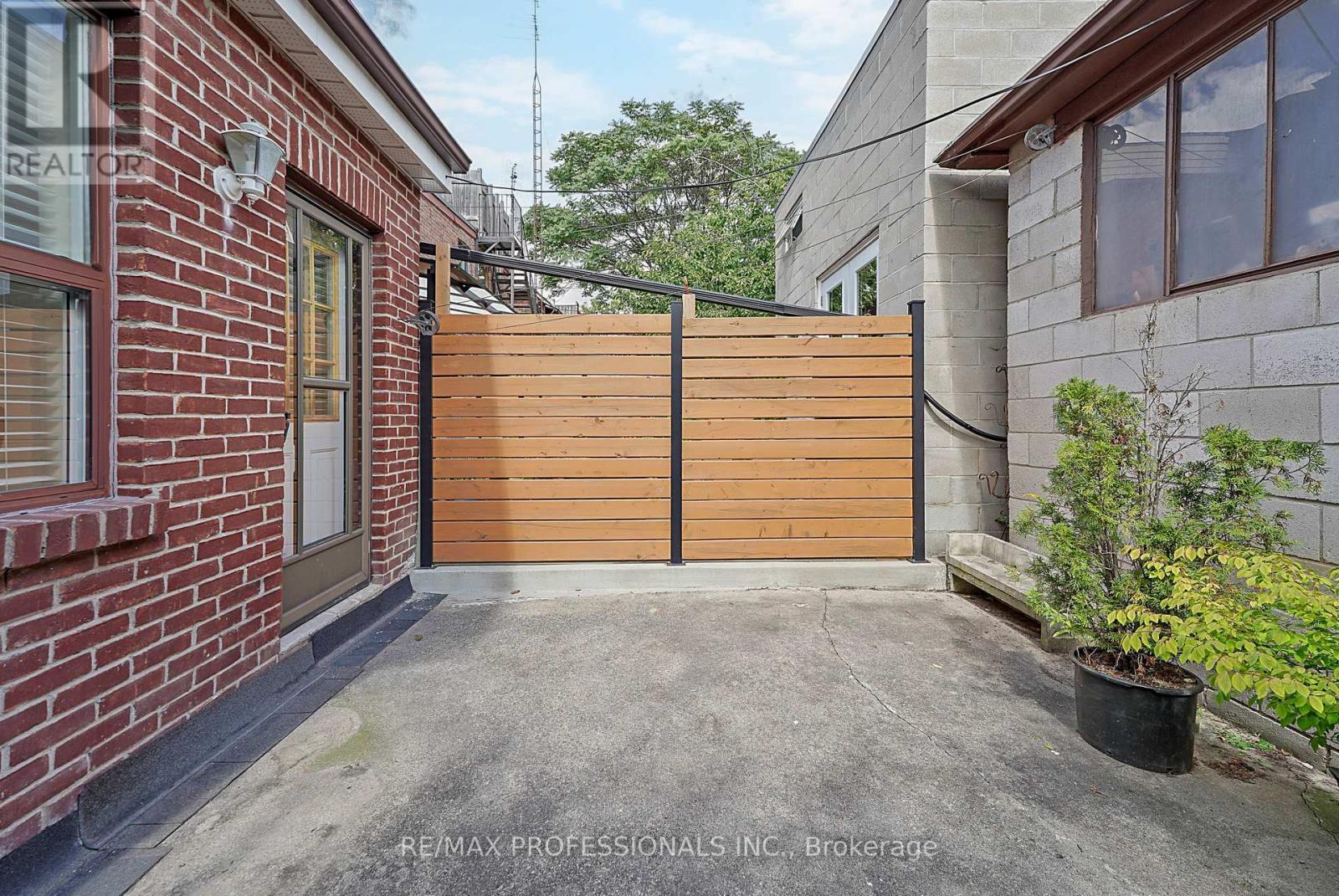 227 Montrose Avenue Property Photo 46