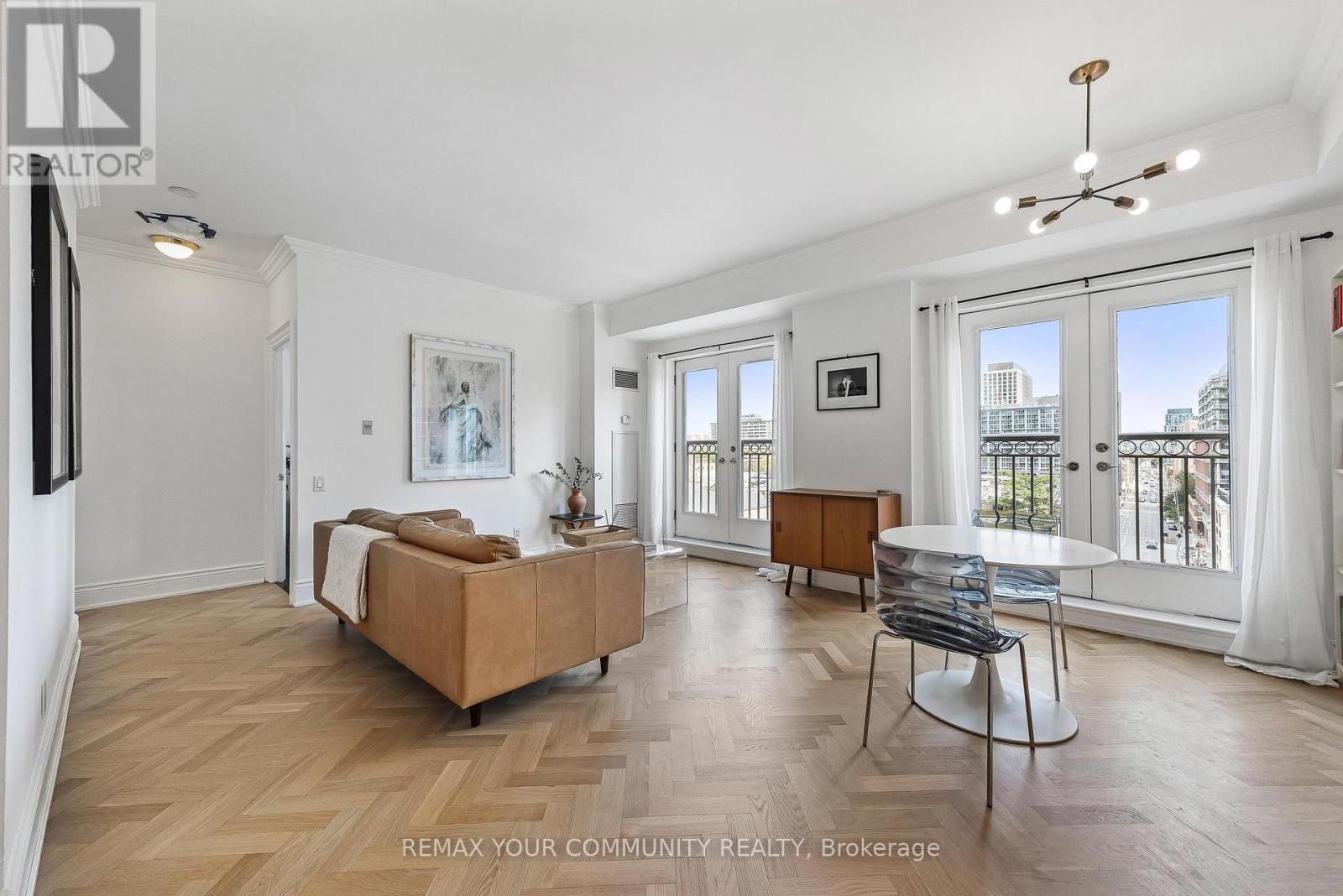 901 - 120 LOMBARD STREET Property Photo 1