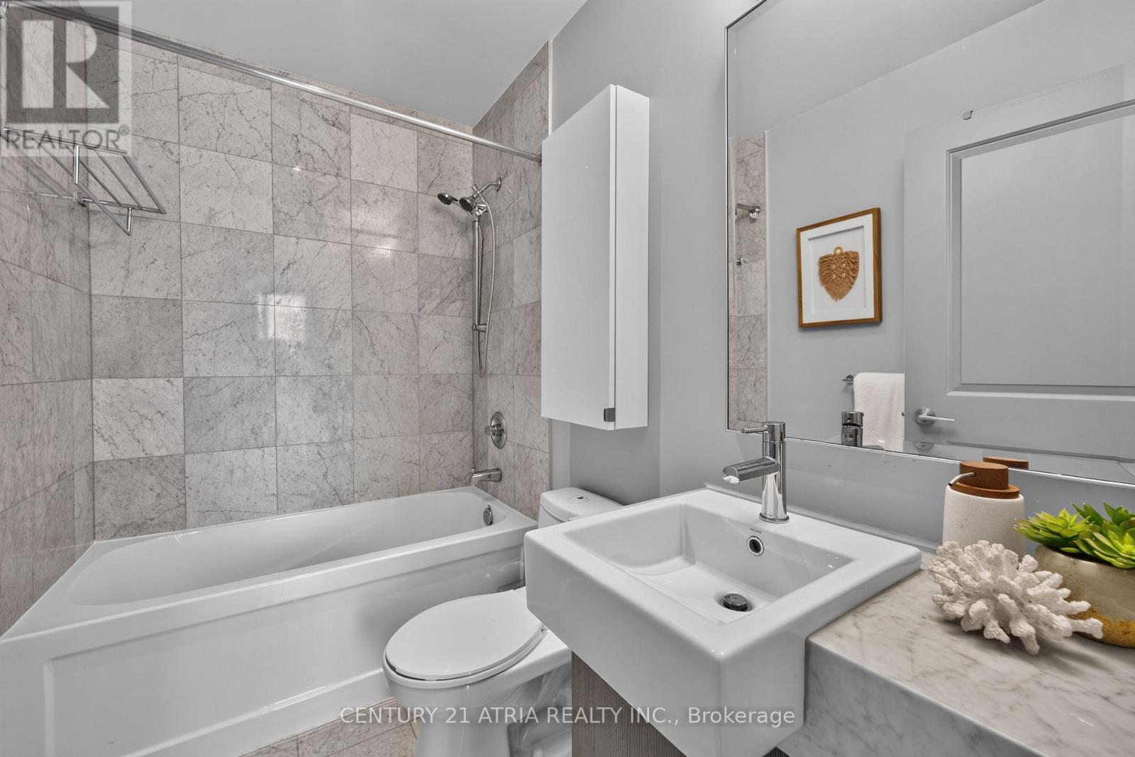 1605 - 8 The Esplanade Property Photo 19