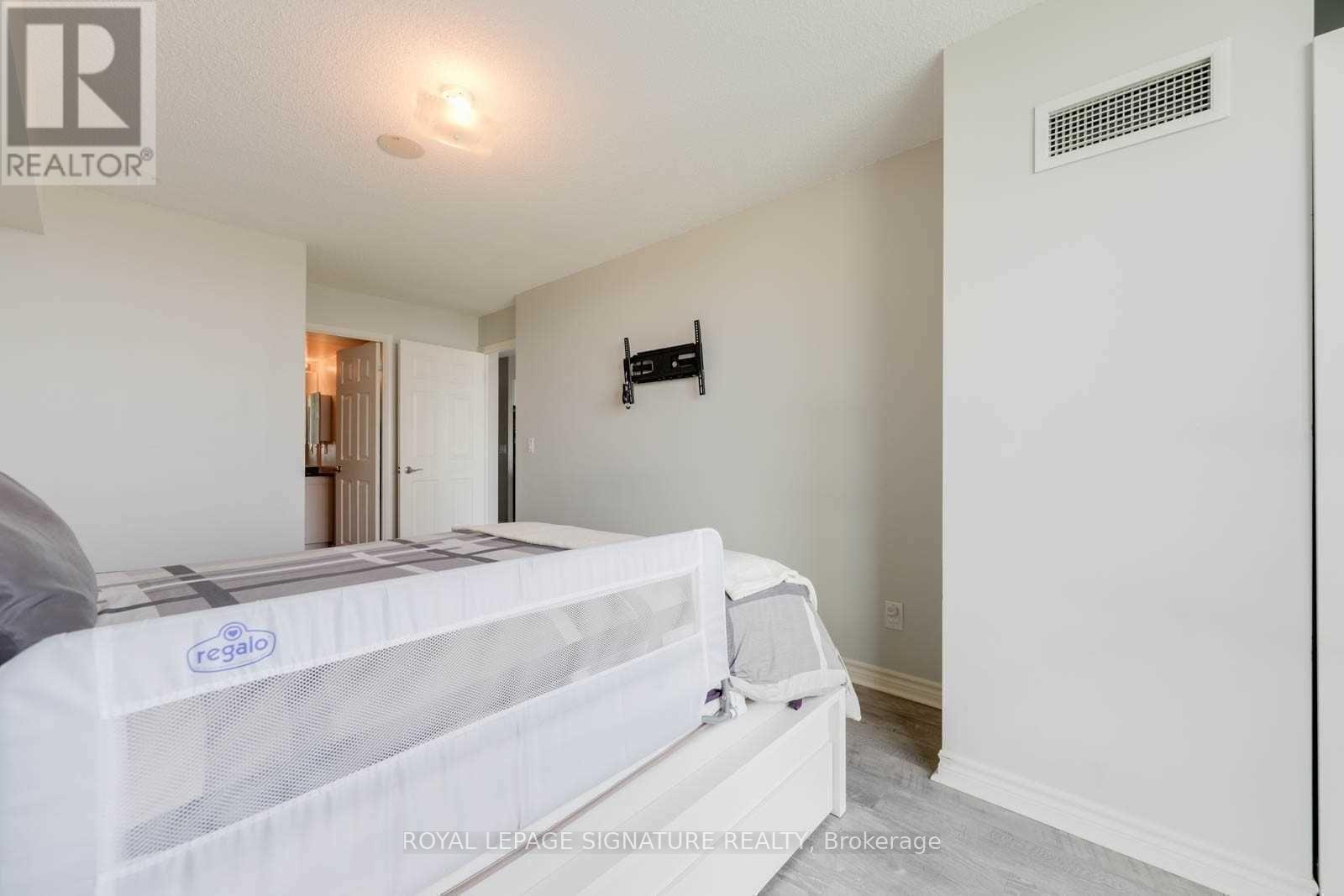 1609 - 25 Lower Simcoe Street Property Photo 11