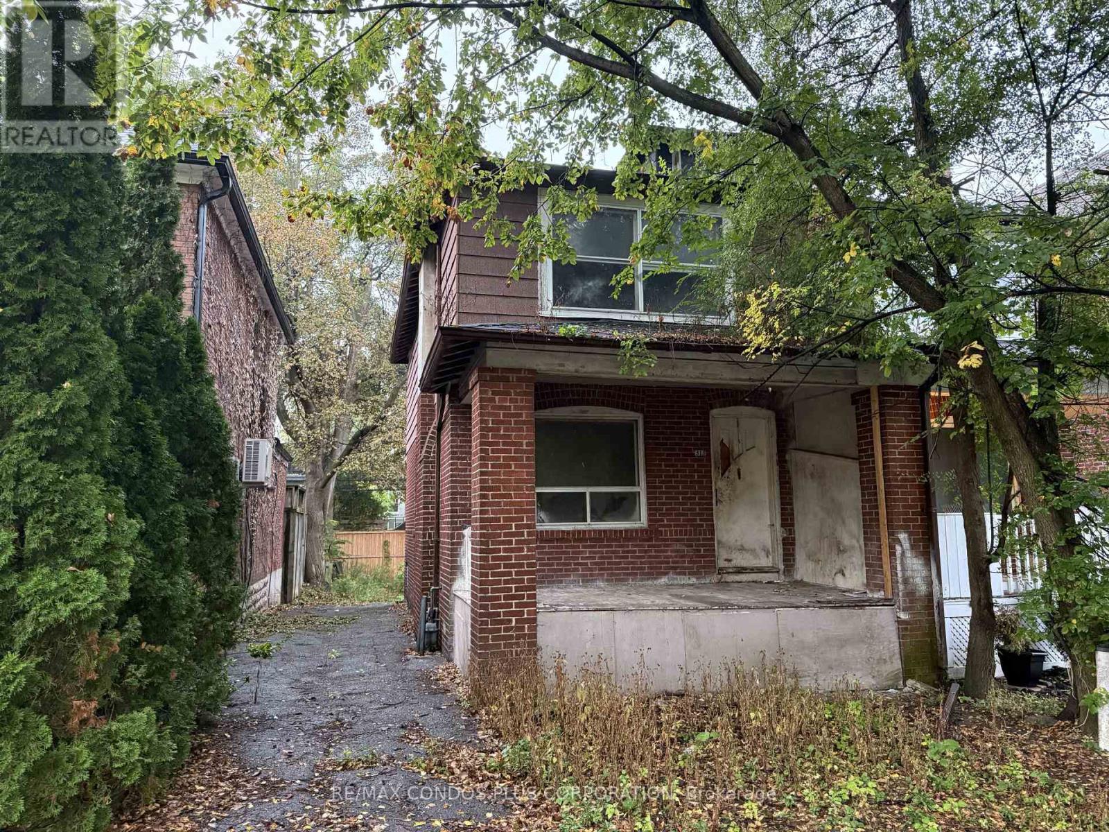 313 Manor Road E Property Photo 1