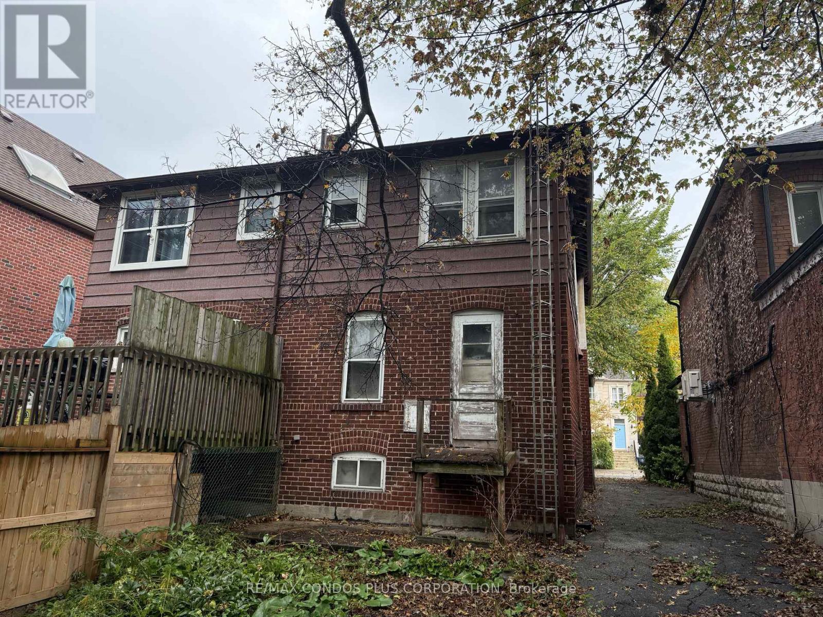 313 Manor Road E Property Photo 2