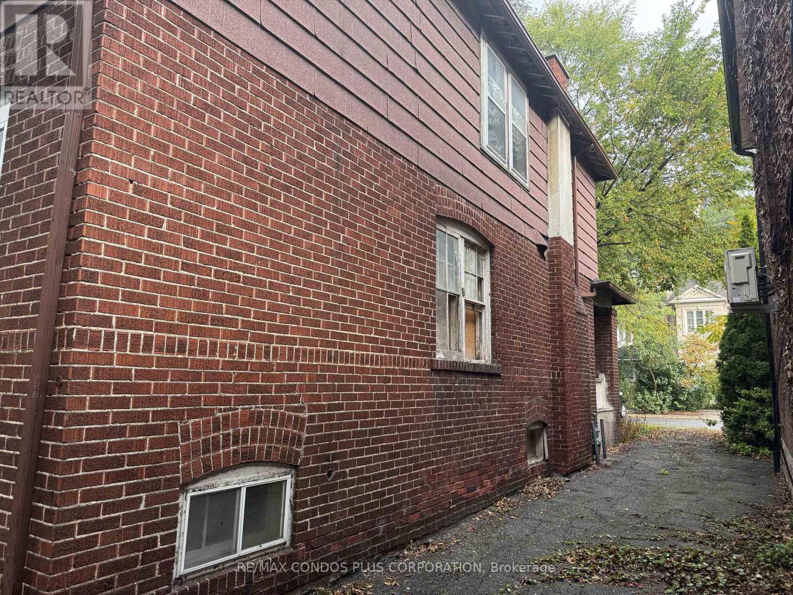 313 Manor Road E Property Photo 4