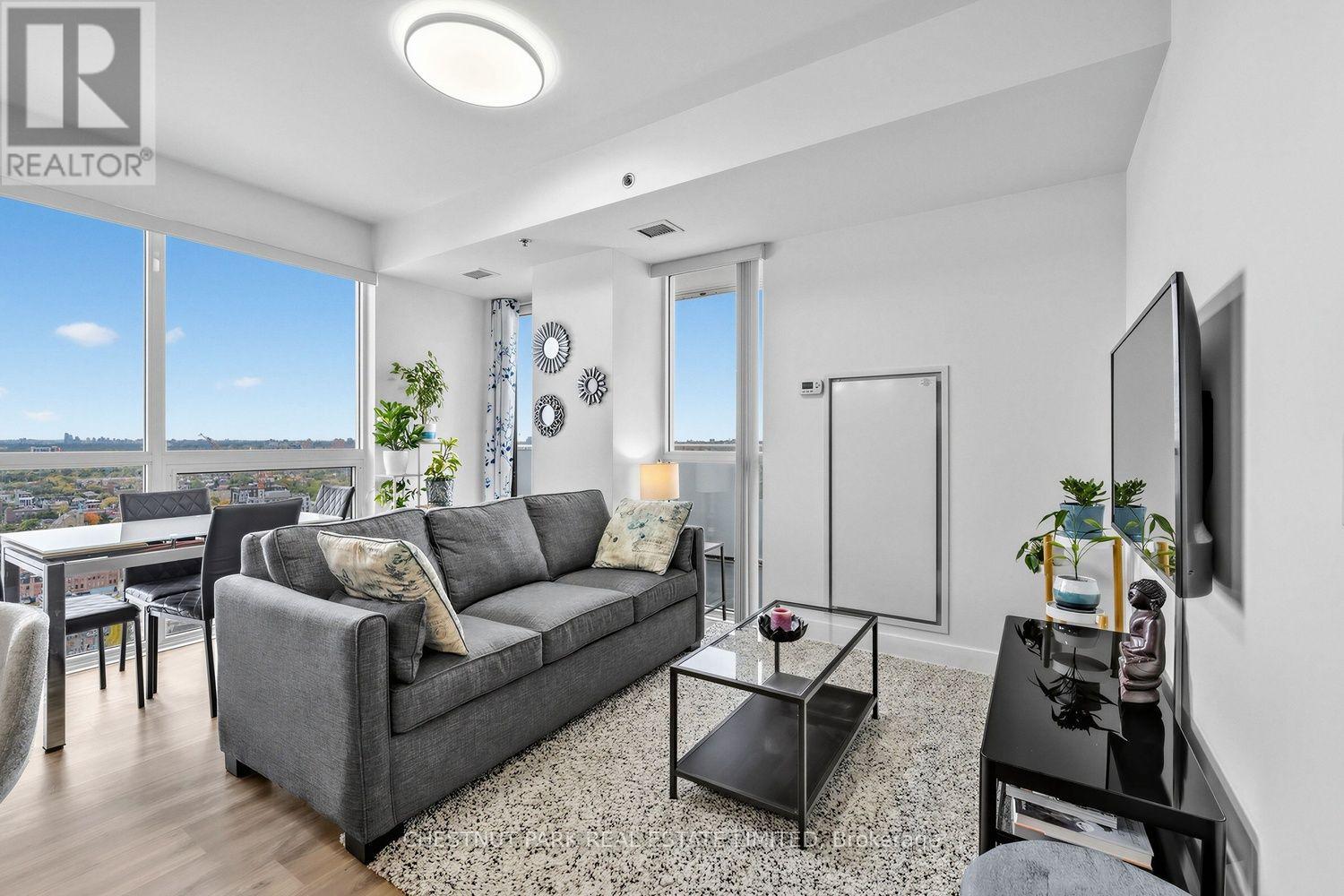 3001 - 318 Richmond Street W Property Photo 5