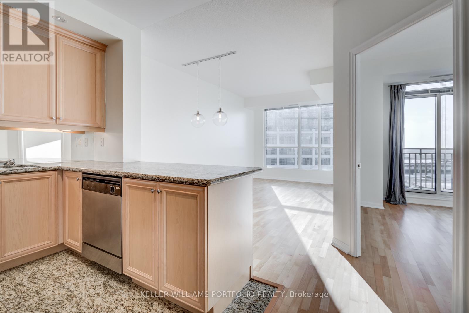 727 - 628 Fleet Street Property Photo 5
