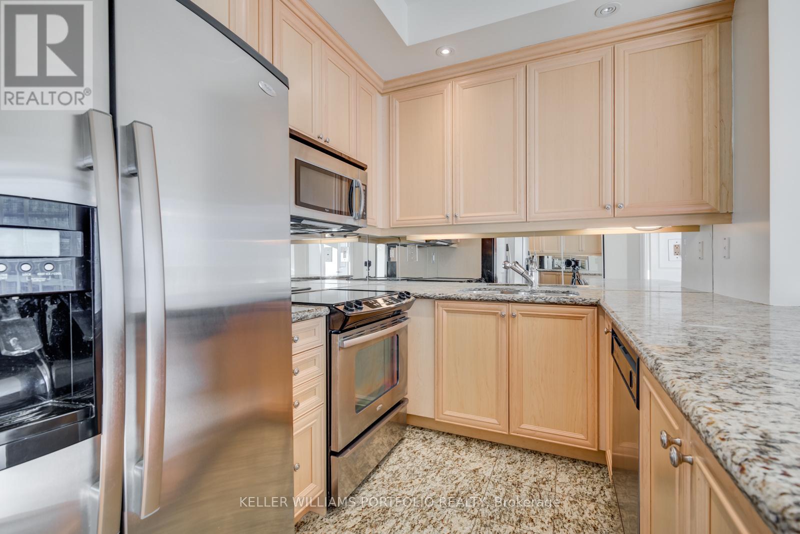 727 - 628 Fleet Street Property Photo 6